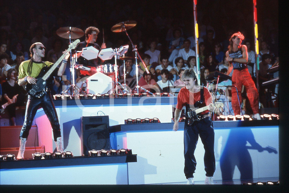 35mm vintage slide* 1984 SAINT VINCENT ESTATE Baxter e Paul FISHMAN RE-FLEX 2 Nella diapositiva compaiono anche Roland Vaughan Kerridge e Nigel Ross-ScottDiapositiva d'epoca, in formato 35 mm. CONDIZIONI: GOODE' severamente vietata la riproduzione. Tutti i diritti sono riservati.Nella diapositiva ICharta mette in vendita, sul negozio eBay e in esclusiva sul sito "icharta" il proprio archivio composto da numerose diapositive e negativi fotografici d'epoca, tutti originali e autentici, che attraversano la storia del costume italiano tra gli la fine degli anni Sessanta e Novanta.Si tratta di uno sguardo inedito sull'attualit&agrave;, la politica, la vita quotidiana, il gossip e la cultura, che fotografa il cambiamento della nazione in quest'ultimo scorcio del XX secolo. Un'occasione unica per il mercato del collezionismo, che vede finalmente disponibile un archivio eccezionale per vastit&agrave;, tematiche e condizioni, in un settore (il negativo fotografico e la diapositiva) di assoluta novit&agrave; e dalle interessanti prospettive di investimento.  originale e autentica 1