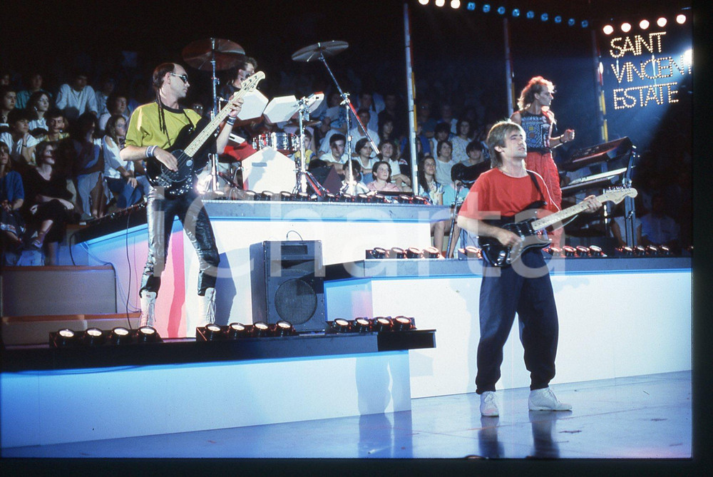 35mm vintage slide* 1984 SAINT VINCENT ESTATE Baxter e Paul FISHMAN RE-FLEX 3 Nella diapositiva compaiono anche Roland Vaughan Kerridge e Nigel Ross-ScottDiapositiva d'epoca, in formato 35 mm. CONDIZIONI: GOODE' severamente vietata la riproduzione. Tutti i diritti sono riservati.Nella diapositiva ICharta mette in vendita, sul negozio eBay e in esclusiva sul sito "icharta" il proprio archivio composto da numerose diapositive e negativi fotografici d'epoca, tutti originali e autentici, che attraversano la storia del costume italiano tra gli la fine degli anni Sessanta e Novanta.Si tratta di uno sguardo inedito sull'attualit&agrave;, la politica, la vita quotidiana, il gossip e la cultura, che fotografa il cambiamento della nazione in quest'ultimo scorcio del XX secolo. Un'occasione unica per il mercato del collezionismo, che vede finalmente disponibile un archivio eccezionale per vastit&agrave;, tematiche e condizioni, in un settore (il negativo fotografico e la diapositiva) di assoluta novit&agrave; e dalle interessanti prospettive di investimento.  originale e autentica 1