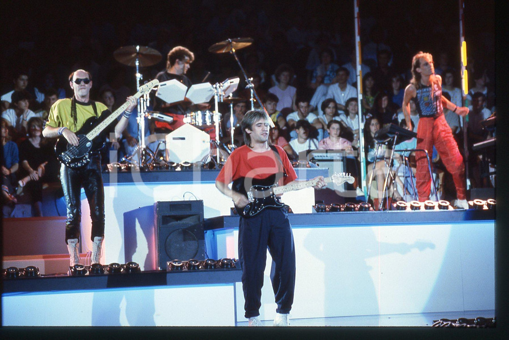 35mm vintage slide* 1984 SAINT VINCENT ESTATE Baxter e Paul FISHMAN RE-FLEX 4 Nella diapositiva compaiono anche Roland Vaughan Kerridge e Nigel Ross-ScottDiapositiva d'epoca, in formato 35 mm. CONDIZIONI: GOODE' severamente vietata la riproduzione. Tutti i diritti sono riservati.Nella diapositiva ICharta mette in vendita, sul negozio eBay e in esclusiva sul sito "icharta" il proprio archivio composto da numerose diapositive e negativi fotografici d'epoca, tutti originali e autentici, che attraversano la storia del costume italiano tra gli la fine degli anni Sessanta e Novanta.Si tratta di uno sguardo inedito sull'attualit&agrave;, la politica, la vita quotidiana, il gossip e la cultura, che fotografa il cambiamento della nazione in quest'ultimo scorcio del XX secolo. Un'occasione unica per il mercato del collezionismo, che vede finalmente disponibile un archivio eccezionale per vastit&agrave;, tematiche e condizioni, in un settore (il negativo fotografico e la diapositiva) di assoluta novit&agrave; e dalle interessanti prospettive di investimento.  originale e autentica 1