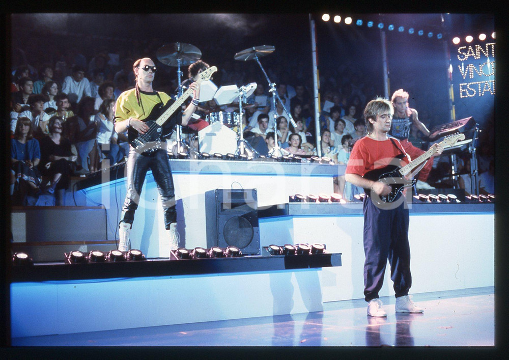 35mm vintage slide* 1984 SAINT VINCENT ESTATE Baxter e Paul FISHMAN RE-FLEX 6 Nella diapositiva compaiono anche Roland Vaughan Kerridge e Nigel Ross-ScottDiapositiva d'epoca, in formato 35 mm. CONDIZIONI: GOODE' severamente vietata la riproduzione. Tutti i diritti sono riservati.Nella diapositiva ICharta mette in vendita, sul negozio eBay e in esclusiva sul sito "icharta" il proprio archivio composto da numerose diapositive e negativi fotografici d'epoca, tutti originali e autentici, che attraversano la storia del costume italiano tra gli la fine degli anni Sessanta e Novanta.Si tratta di uno sguardo inedito sull'attualit&agrave;, la politica, la vita quotidiana, il gossip e la cultura, che fotografa il cambiamento della nazione in quest'ultimo scorcio del XX secolo. Un'occasione unica per il mercato del collezionismo, che vede finalmente disponibile un archivio eccezionale per vastit&agrave;, tematiche e condizioni, in un settore (il negativo fotografico e la diapositiva) di assoluta novit&agrave; e dalle interessanti prospettive di investimento.  originale e autentica 1