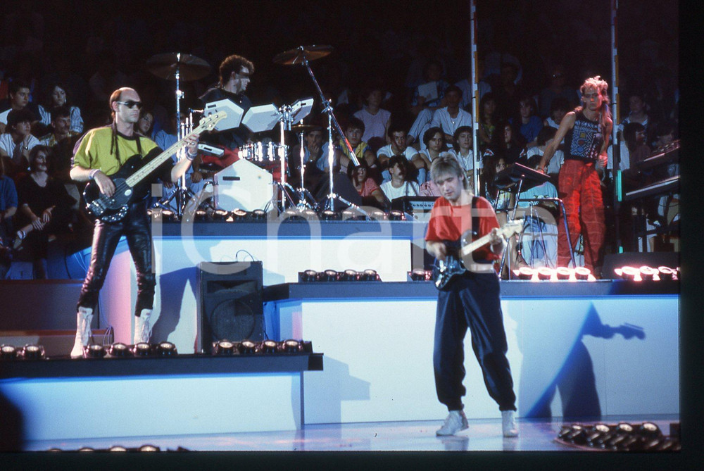 35mm vintage slide* 1984 SAINT VINCENT ESTATE Baxter e Paul FISHMAN RE-FLEX 8 Nella diapositiva compaiono anche Roland Vaughan Kerridge e Nigel Ross-ScottDiapositiva d'epoca, in formato 35 mm. CONDIZIONI: GOODE' severamente vietata la riproduzione. Tutti i diritti sono riservati.Nella diapositiva ICharta mette in vendita, sul negozio eBay e in esclusiva sul sito "icharta" il proprio archivio composto da numerose diapositive e negativi fotografici d'epoca, tutti originali e autentici, che attraversano la storia del costume italiano tra gli la fine degli anni Sessanta e Novanta.Si tratta di uno sguardo inedito sull'attualit&agrave;, la politica, la vita quotidiana, il gossip e la cultura, che fotografa il cambiamento della nazione in quest'ultimo scorcio del XX secolo. Un'occasione unica per il mercato del collezionismo, che vede finalmente disponibile un archivio eccezionale per vastit&agrave;, tematiche e condizioni, in un settore (il negativo fotografico e la diapositiva) di assoluta novit&agrave; e dalle interessanti prospettive di investimento.  originale e autentica 1