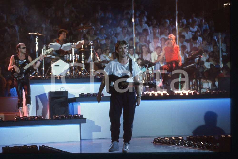 35mm vintage slide* 1984 SAINT VINCENT ESTATE Baxter e Paul FISHMAN RE-FLEX 9 Nella diapositiva compaiono anche Roland Vaughan Kerridge e Nigel Ross-ScottDiapositiva d'epoca, in formato 35 mm. CONDIZIONI: GOODE' severamente vietata la riproduzione. Tutti i diritti sono riservati.Nella diapositiva ICharta mette in vendita, sul negozio eBay e in esclusiva sul sito "icharta" il proprio archivio composto da numerose diapositive e negativi fotografici d'epoca, tutti originali e autentici, che attraversano la storia del costume italiano tra gli la fine degli anni Sessanta e Novanta.Si tratta di uno sguardo inedito sull'attualit&agrave;, la politica, la vita quotidiana, il gossip e la cultura, che fotografa il cambiamento della nazione in quest'ultimo scorcio del XX secolo. Un'occasione unica per il mercato del collezionismo, che vede finalmente disponibile un archivio eccezionale per vastit&agrave;, tematiche e condizioni, in un settore (il negativo fotografico e la diapositiva) di assoluta novit&agrave; e dalle interessanti prospettive di investimento.  originale e autentica 1