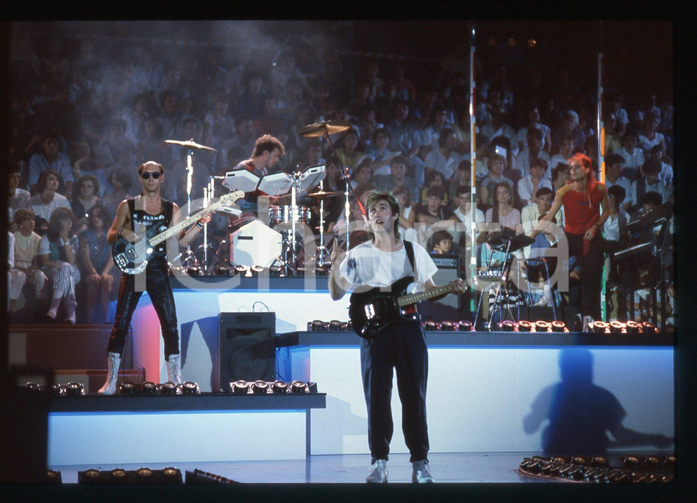 35mm vintage slide* 1984 SAINT VINCENT ESTATE Baxter e Paul FISHMAN RE-FLEX 10 Nella diapositiva compaiono anche Roland Vaughan Kerridge e Nigel Ross-ScottDiapositiva d'epoca, in formato 35 mm. CONDIZIONI: GOODE' severamente vietata la riproduzione. Tutti i diritti sono riservati.Nella diapositiva ICharta mette in vendita, sul negozio eBay e in esclusiva sul sito "icharta" il proprio archivio composto da numerose diapositive e negativi fotografici d'epoca, tutti originali e autentici, che attraversano la storia del costume italiano tra gli la fine degli anni Sessanta e Novanta.Si tratta di uno sguardo inedito sull'attualit&agrave;, la politica, la vita quotidiana, il gossip e la cultura, che fotografa il cambiamento della nazione in quest'ultimo scorcio del XX secolo. Un'occasione unica per il mercato del collezionismo, che vede finalmente disponibile un archivio eccezionale per vastit&agrave;, tematiche e condizioni, in un settore (il negativo fotografico e la diapositiva) di assoluta novit&agrave; e dalle interessanti prospettive di investimento.  originale e autentica 1