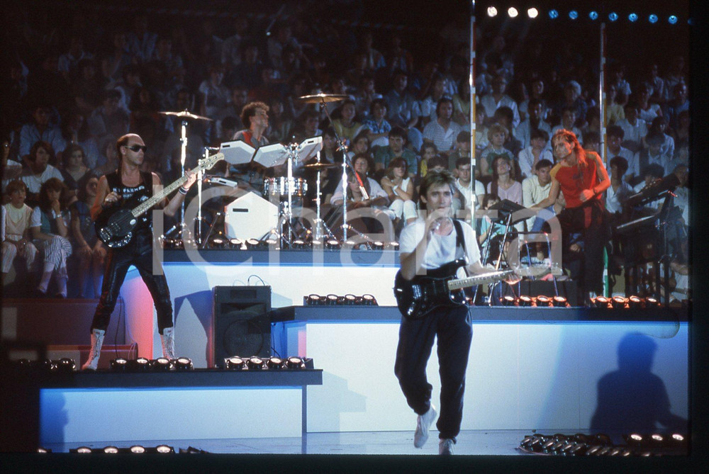 35mm vintage slide* 1984 SAINT VINCENT ESTATE Baxter e Paul FISHMAN RE-FLEX 11 Nella diapositiva compaiono anche Roland Vaughan Kerridge e Nigel Ross-ScottDiapositiva d'epoca, in formato 35 mm. CONDIZIONI: GOODE' severamente vietata la riproduzione. Tutti i diritti sono riservati.Nella diapositiva ICharta mette in vendita, sul negozio eBay e in esclusiva sul sito "icharta" il proprio archivio composto da numerose diapositive e negativi fotografici d'epoca, tutti originali e autentici, che attraversano la storia del costume italiano tra gli la fine degli anni Sessanta e Novanta.Si tratta di uno sguardo inedito sull'attualit&agrave;, la politica, la vita quotidiana, il gossip e la cultura, che fotografa il cambiamento della nazione in quest'ultimo scorcio del XX secolo. Un'occasione unica per il mercato del collezionismo, che vede finalmente disponibile un archivio eccezionale per vastit&agrave;, tematiche e condizioni, in un settore (il negativo fotografico e la diapositiva) di assoluta novit&agrave; e dalle interessanti prospettive di investimento.  originale e autentica 1