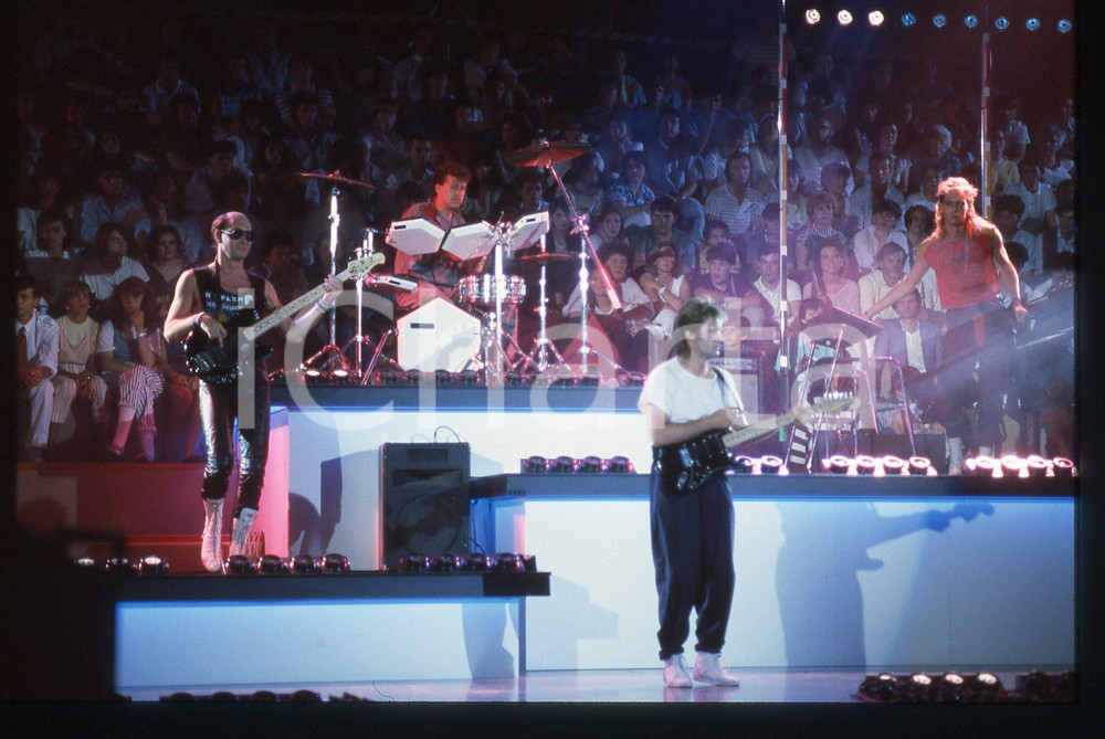 35mm vintage slide* 1984 SAINT VINCENT ESTATE Baxter e Paul FISHMAN RE-FLEX 12 Nella diapositiva compaiono anche Roland Vaughan Kerridge e Nigel Ross-ScottDiapositiva d'epoca, in formato 35 mm. CONDIZIONI: GOODE' severamente vietata la riproduzione. Tutti i diritti sono riservati.Nella diapositiva ICharta mette in vendita, sul negozio eBay e in esclusiva sul sito "icharta" il proprio archivio composto da numerose diapositive e negativi fotografici d'epoca, tutti originali e autentici, che attraversano la storia del costume italiano tra gli la fine degli anni Sessanta e Novanta.Si tratta di uno sguardo inedito sull'attualit&agrave;, la politica, la vita quotidiana, il gossip e la cultura, che fotografa il cambiamento della nazione in quest'ultimo scorcio del XX secolo. Un'occasione unica per il mercato del collezionismo, che vede finalmente disponibile un archivio eccezionale per vastit&agrave;, tematiche e condizioni, in un settore (il negativo fotografico e la diapositiva) di assoluta novit&agrave; e dalle interessanti prospettive di investimento.  originale e autentica 1