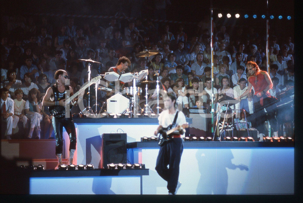 35mm vintage slide* 1984 SAINT VINCENT ESTATE Baxter e Paul FISHMAN RE-FLEX 13 Nella diapositiva compaiono anche Roland Vaughan Kerridge e Nigel Ross-ScottDiapositiva d'epoca, in formato 35 mm. CONDIZIONI: GOODE' severamente vietata la riproduzione. Tutti i diritti sono riservati.Nella diapositiva ICharta mette in vendita, sul negozio eBay e in esclusiva sul sito "icharta" il proprio archivio composto da numerose diapositive e negativi fotografici d'epoca, tutti originali e autentici, che attraversano la storia del costume italiano tra gli la fine degli anni Sessanta e Novanta.Si tratta di uno sguardo inedito sull'attualit&agrave;, la politica, la vita quotidiana, il gossip e la cultura, che fotografa il cambiamento della nazione in quest'ultimo scorcio del XX secolo. Un'occasione unica per il mercato del collezionismo, che vede finalmente disponibile un archivio eccezionale per vastit&agrave;, tematiche e condizioni, in un settore (il negativo fotografico e la diapositiva) di assoluta novit&agrave; e dalle interessanti prospettive di investimento.  originale e autentica 1
