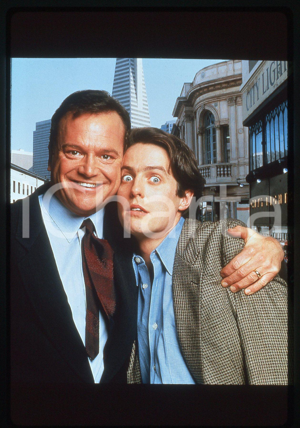 35mm vintage slide* 1995 NINE MONTHS Hugh GRANT Tom ARNOLD Scena del film (1) Diapositiva d'epoca, in formato 35 mm. CONDIZIONI: GOODE' severamente vietata la riproduzione. Tutti i diritti sono riservati.Nella diapositiva ICharta mette in vendita, sul negozio eBay e in esclusiva sul sito "icharta" il proprio archivio composto da numerose diapositive e negativi fotografici d'epoca, tutti originali e autentici, che attraversano la storia del costume italiano tra gli la fine degli anni Sessanta e Novanta.Si tratta di uno sguardo inedito sull'attualit&agrave;, la politica, la vita quotidiana, il gossip e la cultura, che fotografa il cambiamento della nazione in quest'ultimo scorcio del XX secolo. Un'occasione unica per il mercato del collezionismo, che vede finalmente disponibile un archivio eccezionale per vastit&agrave;, tematiche e condizioni, in un settore (il negativo fotografico e la diapositiva) di assoluta novit&agrave; e dalle interessanti prospettive di investimento.  originale e autentica 1