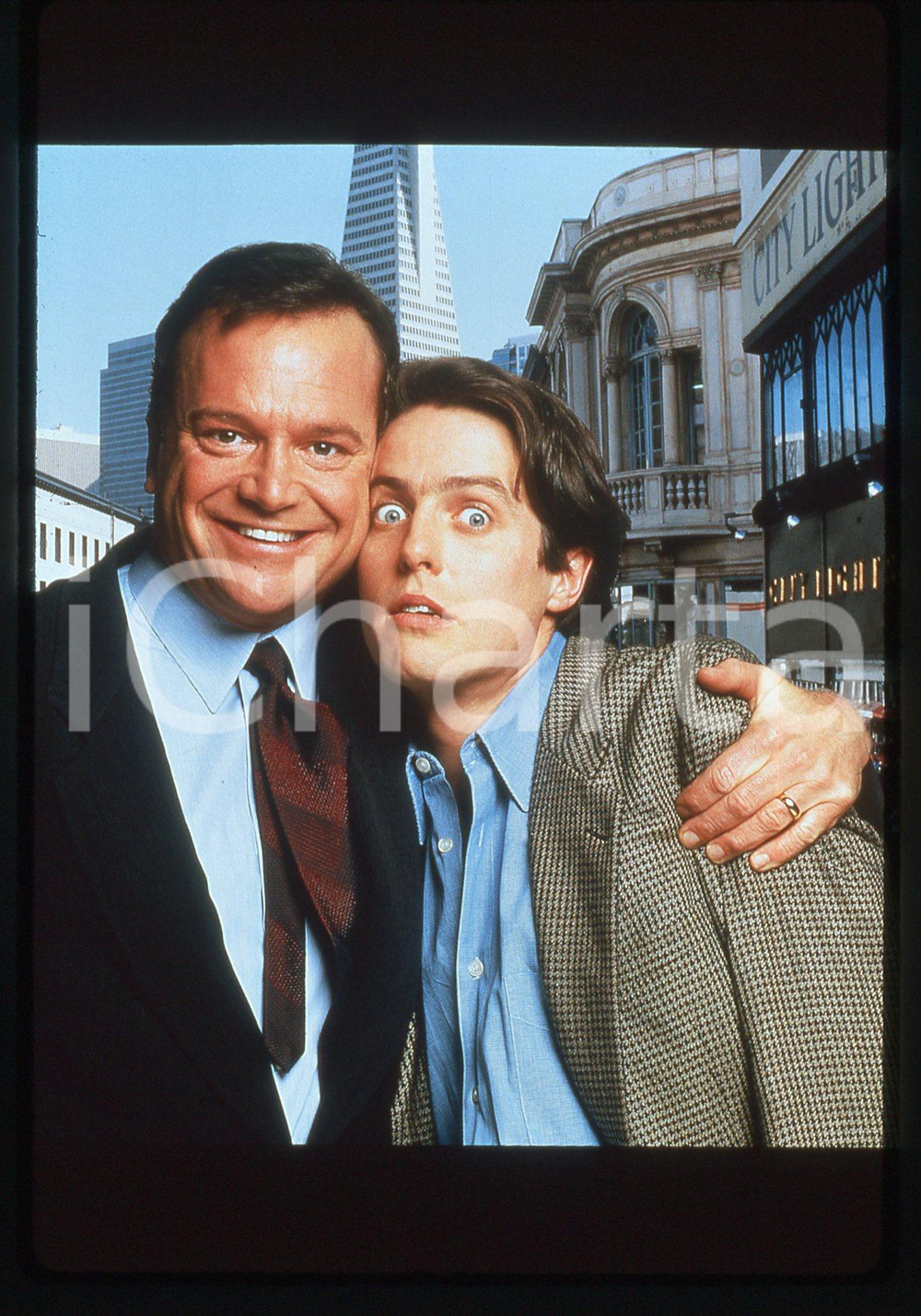 35mm vintage slide* 1995 NINE MONTHS Hugh GRANT Tom ARNOLD Scena del film (2) Diapositiva d'epoca, in formato 35 mm. CONDIZIONI: GOODE' severamente vietata la riproduzione. Tutti i diritti sono riservati.Nella diapositiva ICharta mette in vendita, sul negozio eBay e in esclusiva sul sito "icharta" il proprio archivio composto da numerose diapositive e negativi fotografici d'epoca, tutti originali e autentici, che attraversano la storia del costume italiano tra gli la fine degli anni Sessanta e Novanta.Si tratta di uno sguardo inedito sull'attualit&agrave;, la politica, la vita quotidiana, il gossip e la cultura, che fotografa il cambiamento della nazione in quest'ultimo scorcio del XX secolo. Un'occasione unica per il mercato del collezionismo, che vede finalmente disponibile un archivio eccezionale per vastit&agrave;, tematiche e condizioni, in un settore (il negativo fotografico e la diapositiva) di assoluta novit&agrave; e dalle interessanti prospettive di investimento.  originale e autentica 1