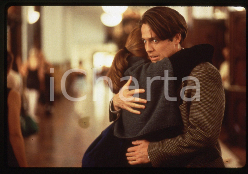 35mm vintage slide* 1995 NINE MONTHS Hugh GRANT Julianne MOORE Scena del film 2 Diapositiva d'epoca, in formato 35 mm. CONDIZIONI: GOODE' severamente vietata la riproduzione. Tutti i diritti sono riservati.Nella diapositiva ICharta mette in vendita, sul negozio eBay e in esclusiva sul sito "icharta" il proprio archivio composto da numerose diapositive e negativi fotografici d'epoca, tutti originali e autentici, che attraversano la storia del costume italiano tra gli la fine degli anni Sessanta e Novanta.Si tratta di uno sguardo inedito sull'attualit&agrave;, la politica, la vita quotidiana, il gossip e la cultura, che fotografa il cambiamento della nazione in quest'ultimo scorcio del XX secolo. Un'occasione unica per il mercato del collezionismo, che vede finalmente disponibile un archivio eccezionale per vastit&agrave;, tematiche e condizioni, in un settore (il negativo fotografico e la diapositiva) di assoluta novit&agrave; e dalle interessanti prospettive di investimento.  originale e autentica 1