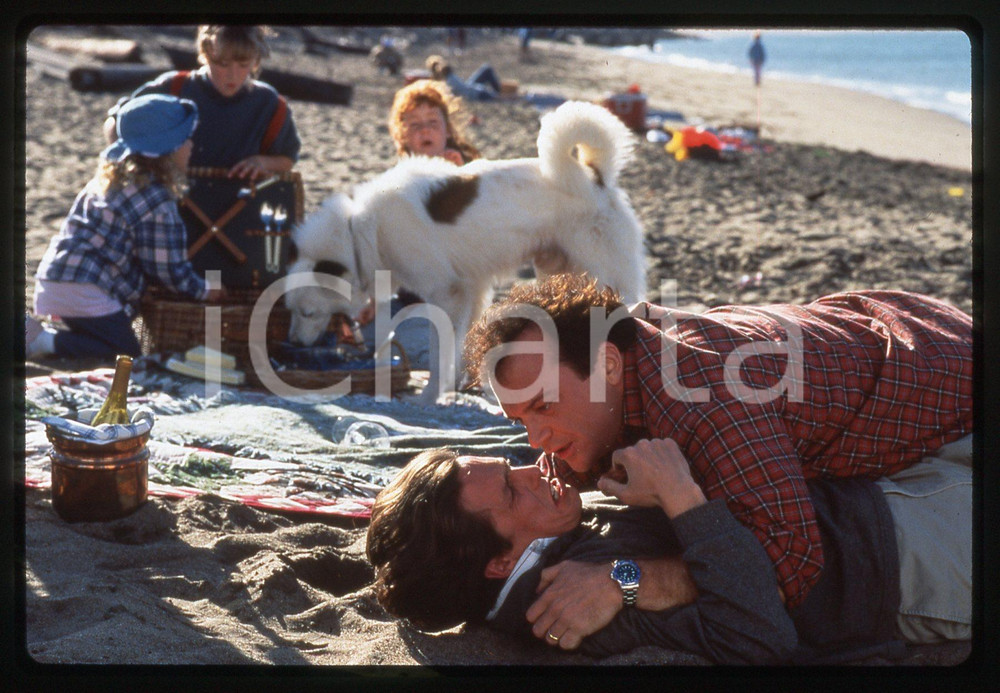 35mm vintage slide* 1995 NINE MONTHS Hugh GRANT Tom ARNOLD Scena del film (5) Diapositiva d'epoca, in formato 35 mm. CONDIZIONI: GOODE' severamente vietata la riproduzione. Tutti i diritti sono riservati.Nella diapositiva ICharta mette in vendita, sul negozio eBay e in esclusiva sul sito "icharta" il proprio archivio composto da numerose diapositive e negativi fotografici d'epoca, tutti originali e autentici, che attraversano la storia del costume italiano tra gli la fine degli anni Sessanta e Novanta.Si tratta di uno sguardo inedito sull'attualit&agrave;, la politica, la vita quotidiana, il gossip e la cultura, che fotografa il cambiamento della nazione in quest'ultimo scorcio del XX secolo. Un'occasione unica per il mercato del collezionismo, che vede finalmente disponibile un archivio eccezionale per vastit&agrave;, tematiche e condizioni, in un settore (il negativo fotografico e la diapositiva) di assoluta novit&agrave; e dalle interessanti prospettive di investimento.  originale e autentica 1