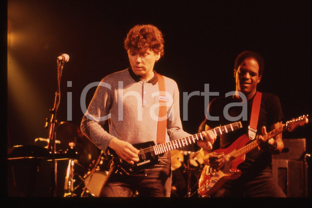 35mm vintage slide* 1990ca MILANO Jerry HARRISON (ex Talking Heads) Concerto 2 Diapositiva d'epoca, in formato 35 mm. CONDIZIONI: GOODE' severamente vietata la riproduzione. Tutti i diritti sono riservati.Nella diapositiva ICharta mette in vendita, sul negozio eBay e in esclusiva sul sito "icharta" il proprio archivio composto da numerose diapositive e negativi fotografici d'epoca, tutti originali e autentici, che attraversano la storia del costume italiano tra gli la fine degli anni Sessanta e Novanta.Si tratta di uno sguardo inedito sull'attualit&agrave;, la politica, la vita quotidiana, il gossip e la cultura, che fotografa il cambiamento della nazione in quest'ultimo scorcio del XX secolo. Un'occasione unica per il mercato del collezionismo, che vede finalmente disponibile un archivio eccezionale per vastit&agrave;, tematiche e condizioni, in un settore (il negativo fotografico e la diapositiva) di assoluta novit&agrave; e dalle interessanti prospettive di investimento.  originale e autentica 1