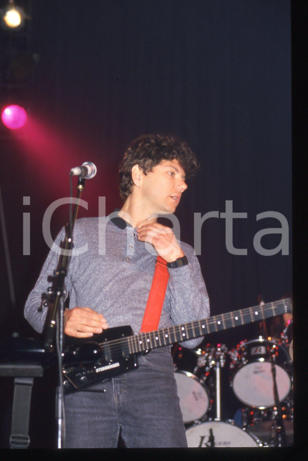 35mm vintage slide* 1990ca MILANO Jerry HARRISON (ex Talking Heads) Concerto 10 Diapositiva d'epoca, in formato 35 mm. CONDIZIONI: GOODE' severamente vietata la riproduzione. Tutti i diritti sono riservati.Nella diapositiva ICharta mette in vendita, sul negozio eBay e in esclusiva sul sito "icharta" il proprio archivio composto da numerose diapositive e negativi fotografici d'epoca, tutti originali e autentici, che attraversano la storia del costume italiano tra gli la fine degli anni Sessanta e Novanta.Si tratta di uno sguardo inedito sull'attualit&agrave;, la politica, la vita quotidiana, il gossip e la cultura, che fotografa il cambiamento della nazione in quest'ultimo scorcio del XX secolo. Un'occasione unica per il mercato del collezionismo, che vede finalmente disponibile un archivio eccezionale per vastit&agrave;, tematiche e condizioni, in un settore (il negativo fotografico e la diapositiva) di assoluta novit&agrave; e dalle interessanti prospettive di investimento.  originale e autentica 1