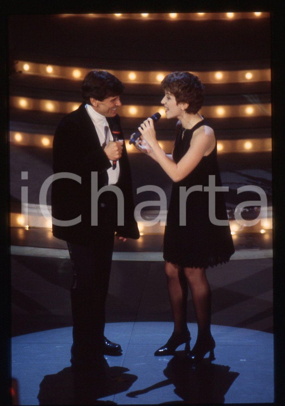 35mm vintage slide* 1995 SANREMO Gianni MORANDI e Barbara COLA all'Ariston (1) Diapositiva d'epoca, in formato 35 mm. CONDIZIONI: GOODE' severamente vietata la riproduzione. Tutti i diritti sono riservati.Nella diapositiva ICharta mette in vendita, sul negozio eBay e in esclusiva sul sito "icharta" il proprio archivio composto da numerose diapositive e negativi fotografici d'epoca, tutti originali e autentici, che attraversano la storia del costume italiano tra gli la fine degli anni Sessanta e Novanta.Si tratta di uno sguardo inedito sull'attualit&agrave;, la politica, la vita quotidiana, il gossip e la cultura, che fotografa il cambiamento della nazione in quest'ultimo scorcio del XX secolo. Un'occasione unica per il mercato del collezionismo, che vede finalmente disponibile un archivio eccezionale per vastit&agrave;, tematiche e condizioni, in un settore (il negativo fotografico e la diapositiva) di assoluta novit&agrave; e dalle interessanti prospettive di investimento.  originale e autentica 1