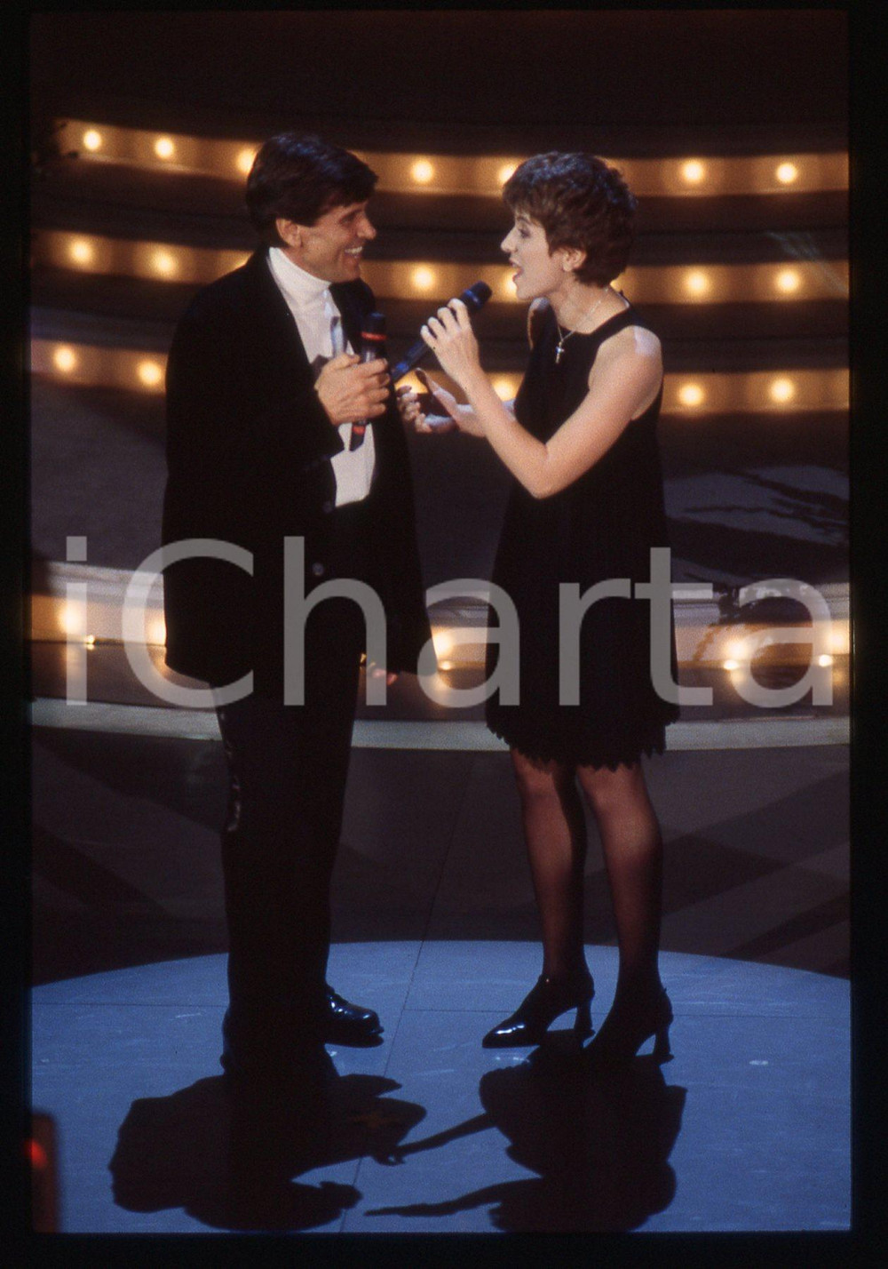 35mm vintage slide* 1995 SANREMO Gianni MORANDI e Barbara COLA all'Ariston (3) Diapositiva d'epoca, in formato 35 mm. CONDIZIONI: GOODE' severamente vietata la riproduzione. Tutti i diritti sono riservati.Nella diapositiva ICharta mette in vendita, sul negozio eBay e in esclusiva sul sito "icharta" il proprio archivio composto da numerose diapositive e negativi fotografici d'epoca, tutti originali e autentici, che attraversano la storia del costume italiano tra gli la fine degli anni Sessanta e Novanta.Si tratta di uno sguardo inedito sull'attualit&agrave;, la politica, la vita quotidiana, il gossip e la cultura, che fotografa il cambiamento della nazione in quest'ultimo scorcio del XX secolo. Un'occasione unica per il mercato del collezionismo, che vede finalmente disponibile un archivio eccezionale per vastit&agrave;, tematiche e condizioni, in un settore (il negativo fotografico e la diapositiva) di assoluta novit&agrave; e dalle interessanti prospettive di investimento.  originale e autentica 1