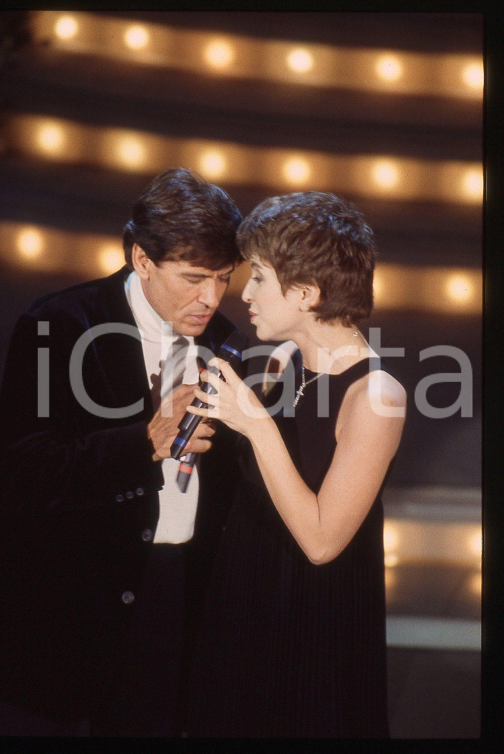 35mm vintage slide* 1995 SANREMO Gianni MORANDI e Barbara COLA all'Ariston (4) Diapositiva d'epoca, in formato 35 mm. CONDIZIONI: GOODE' severamente vietata la riproduzione. Tutti i diritti sono riservati.Nella diapositiva ICharta mette in vendita, sul negozio eBay e in esclusiva sul sito "icharta" il proprio archivio composto da numerose diapositive e negativi fotografici d'epoca, tutti originali e autentici, che attraversano la storia del costume italiano tra gli la fine degli anni Sessanta e Novanta.Si tratta di uno sguardo inedito sull'attualit&agrave;, la politica, la vita quotidiana, il gossip e la cultura, che fotografa il cambiamento della nazione in quest'ultimo scorcio del XX secolo. Un'occasione unica per il mercato del collezionismo, che vede finalmente disponibile un archivio eccezionale per vastit&agrave;, tematiche e condizioni, in un settore (il negativo fotografico e la diapositiva) di assoluta novit&agrave; e dalle interessanti prospettive di investimento.  originale e autentica 1