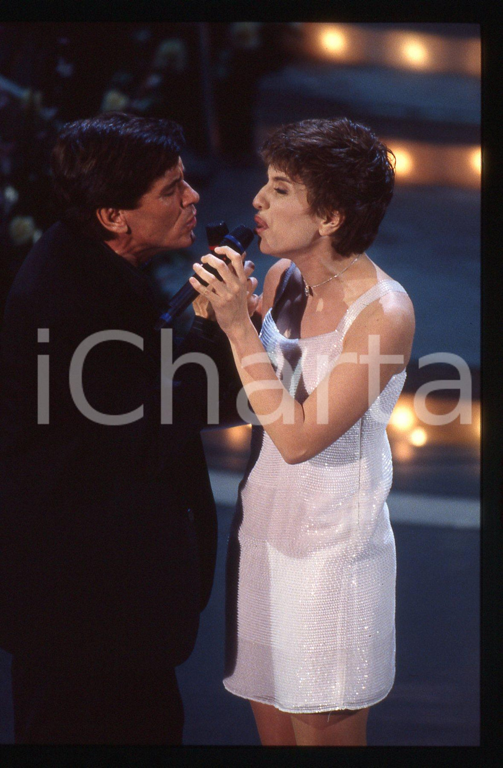 35mm vintage slide* 1995 SANREMO Gianni MORANDI e Barbara COLA all'Ariston (5) Diapositiva d'epoca, in formato 35 mm. CONDIZIONI: GOODE' severamente vietata la riproduzione. Tutti i diritti sono riservati.Nella diapositiva ICharta mette in vendita, sul negozio eBay e in esclusiva sul sito "icharta" il proprio archivio composto da numerose diapositive e negativi fotografici d'epoca, tutti originali e autentici, che attraversano la storia del costume italiano tra gli la fine degli anni Sessanta e Novanta.Si tratta di uno sguardo inedito sull'attualit&agrave;, la politica, la vita quotidiana, il gossip e la cultura, che fotografa il cambiamento della nazione in quest'ultimo scorcio del XX secolo. Un'occasione unica per il mercato del collezionismo, che vede finalmente disponibile un archivio eccezionale per vastit&agrave;, tematiche e condizioni, in un settore (il negativo fotografico e la diapositiva) di assoluta novit&agrave; e dalle interessanti prospettive di investimento.  originale e autentica 1