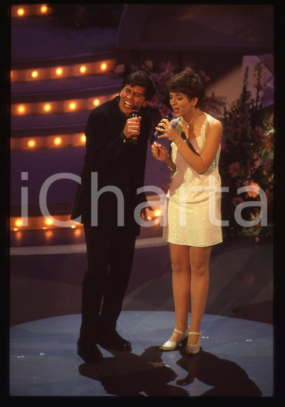 35mm vintage slide* 1995 SANREMO Gianni MORANDI e Barbara COLA all'Ariston (6) Diapositiva d'epoca, in formato 35 mm. CONDIZIONI: GOODE' severamente vietata la riproduzione. Tutti i diritti sono riservati.Nella diapositiva ICharta mette in vendita, sul negozio eBay e in esclusiva sul sito "icharta" il proprio archivio composto da numerose diapositive e negativi fotografici d'epoca, tutti originali e autentici, che attraversano la storia del costume italiano tra gli la fine degli anni Sessanta e Novanta.Si tratta di uno sguardo inedito sull'attualit&agrave;, la politica, la vita quotidiana, il gossip e la cultura, che fotografa il cambiamento della nazione in quest'ultimo scorcio del XX secolo. Un'occasione unica per il mercato del collezionismo, che vede finalmente disponibile un archivio eccezionale per vastit&agrave;, tematiche e condizioni, in un settore (il negativo fotografico e la diapositiva) di assoluta novit&agrave; e dalle interessanti prospettive di investimento.  originale e autentica 1