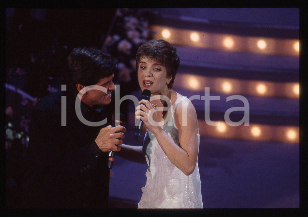 35mm vintage slide* 1995 SANREMO Gianni MORANDI e Barbara COLA all'Ariston (9) Diapositiva d'epoca, in formato 35 mm. CONDIZIONI: GOODE' severamente vietata la riproduzione. Tutti i diritti sono riservati.Nella diapositiva ICharta mette in vendita, sul negozio eBay e in esclusiva sul sito "icharta" il proprio archivio composto da numerose diapositive e negativi fotografici d'epoca, tutti originali e autentici, che attraversano la storia del costume italiano tra gli la fine degli anni Sessanta e Novanta.Si tratta di uno sguardo inedito sull'attualit&agrave;, la politica, la vita quotidiana, il gossip e la cultura, che fotografa il cambiamento della nazione in quest'ultimo scorcio del XX secolo. Un'occasione unica per il mercato del collezionismo, che vede finalmente disponibile un archivio eccezionale per vastit&agrave;, tematiche e condizioni, in un settore (il negativo fotografico e la diapositiva) di assoluta novit&agrave; e dalle interessanti prospettive di investimento.  originale e autentica 1
