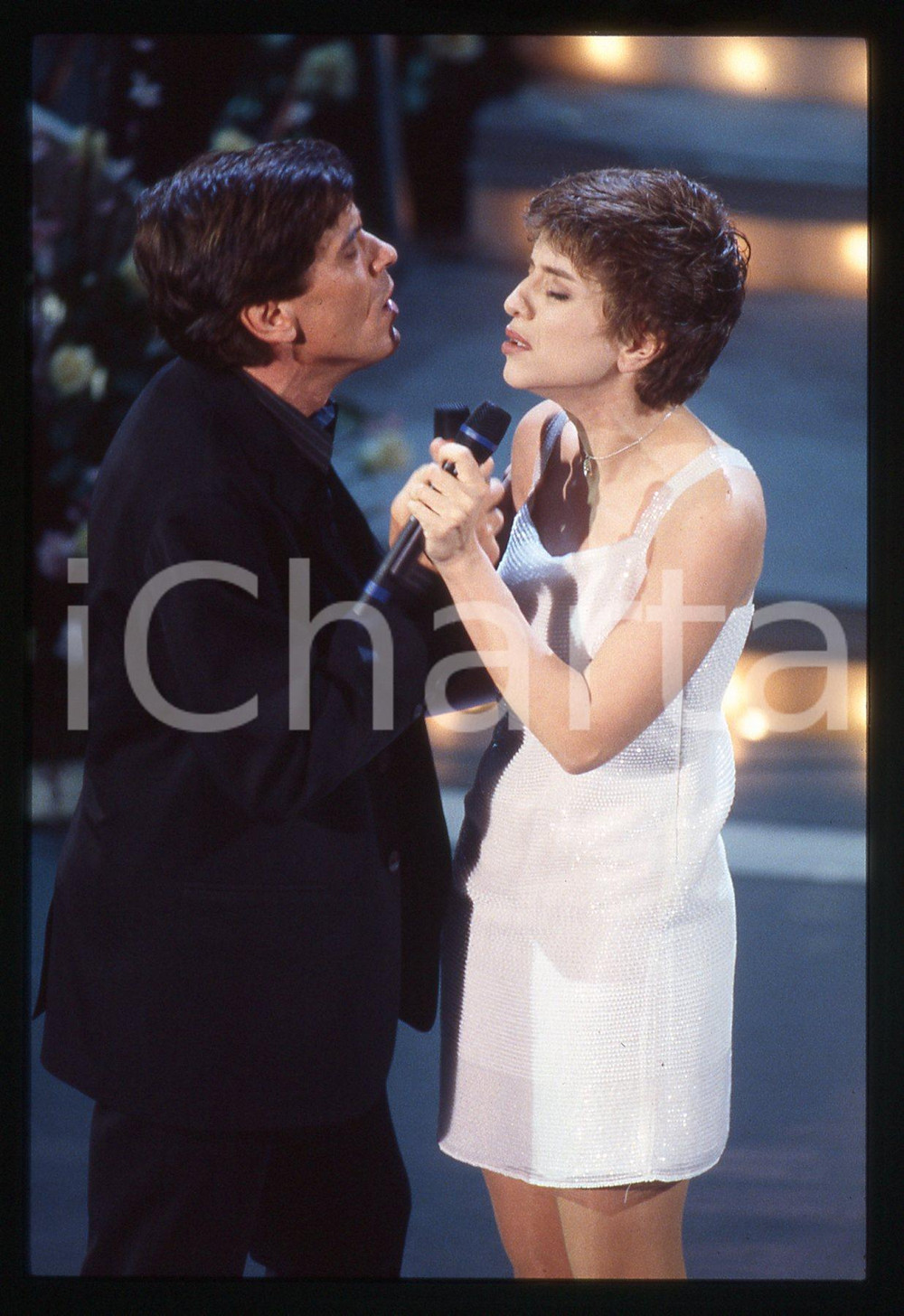 35mm vintage slide* 1995 SANREMO Gianni MORANDI e Barbara COLA all'Ariston (11) Diapositiva d'epoca, in formato 35 mm. CONDIZIONI: GOODE' severamente vietata la riproduzione. Tutti i diritti sono riservati.Nella diapositiva ICharta mette in vendita, sul negozio eBay e in esclusiva sul sito "icharta" il proprio archivio composto da numerose diapositive e negativi fotografici d'epoca, tutti originali e autentici, che attraversano la storia del costume italiano tra gli la fine degli anni Sessanta e Novanta.Si tratta di uno sguardo inedito sull'attualit&agrave;, la politica, la vita quotidiana, il gossip e la cultura, che fotografa il cambiamento della nazione in quest'ultimo scorcio del XX secolo. Un'occasione unica per il mercato del collezionismo, che vede finalmente disponibile un archivio eccezionale per vastit&agrave;, tematiche e condizioni, in un settore (il negativo fotografico e la diapositiva) di assoluta novit&agrave; e dalle interessanti prospettive di investimento.  originale e autentica 1