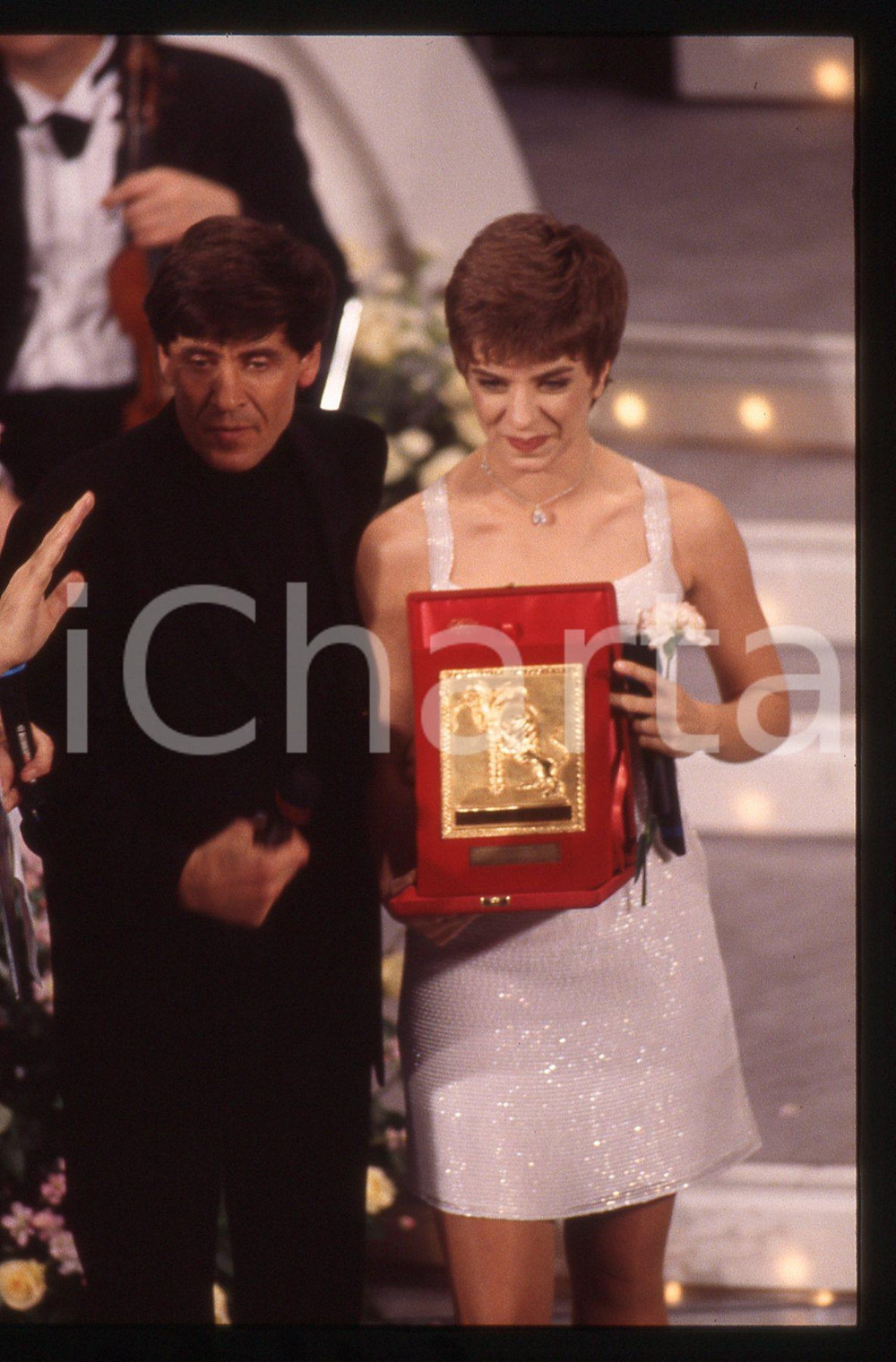 35mm vintage slide* 1995 SANREMO Gianni MORANDI e Barbara COLA premiati (1) La diapositiva &egrave; stata scattata durante il FestivalDiapositiva d'epoca, in formato 35 mm. CONDIZIONI: GOODE' severamente vietata la riproduzione. Tutti i diritti sono riservati.Nella diapositiva ICharta mette in vendita, sul negozio eBay e in esclusiva sul sito "icharta" il proprio archivio composto da numerose diapositive e negativi fotografici d'epoca, tutti originali e autentici, che attraversano la storia del costume italiano tra gli la fine degli anni Sessanta e Novanta.Si tratta di uno sguardo inedito sull'attualit&agrave;, la politica, la vita quotidiana, il gossip e la cultura, che fotografa il cambiamento della nazione in quest'ultimo scorcio del XX secolo. Un'occasione unica per il mercato del collezionismo, che vede finalmente disponibile un archivio eccezionale per vastit&agrave;, tematiche e condizioni, in un settore (il negativo fotografico e la diapositiva) di assoluta novit&agrave; e dalle interessanti prospettive di investimento.  originale e autentica 1