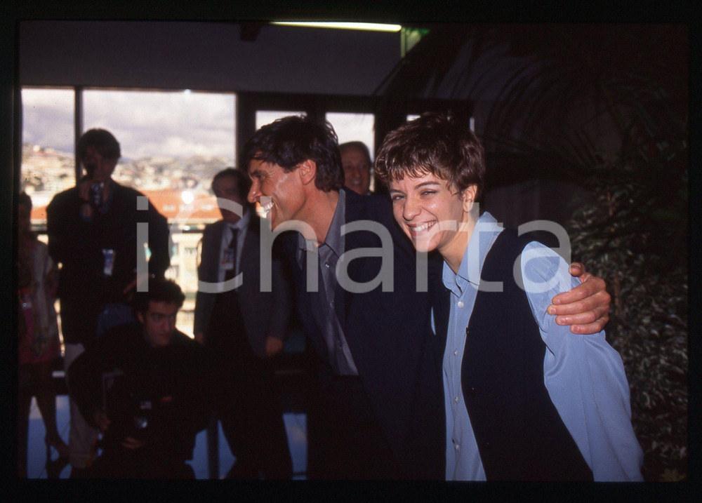 35mm vintage slide* 1995 SANREMO Gianni MORANDI e Barbara COLA Ritratto (2) La diapositiva &egrave; stata scattata in occasione del FestivalDiapositiva d'epoca, in formato 35 mm. CONDIZIONI: GOODE' severamente vietata la riproduzione. Tutti i diritti sono riservati.Nella diapositiva ICharta mette in vendita, sul negozio eBay e in esclusiva sul sito "icharta" il proprio archivio composto da numerose diapositive e negativi fotografici d'epoca, tutti originali e autentici, che attraversano la storia del costume italiano tra gli la fine degli anni Sessanta e Novanta.Si tratta di uno sguardo inedito sull'attualit&agrave;, la politica, la vita quotidiana, il gossip e la cultura, che fotografa il cambiamento della nazione in quest'ultimo scorcio del XX secolo. Un'occasione unica per il mercato del collezionismo, che vede finalmente disponibile un archivio eccezionale per vastit&agrave;, tematiche e condizioni, in un settore (il negativo fotografico e la diapositiva) di assoluta novit&agrave; e dalle interessanti prospettive di investimento.  originale e autentica 1