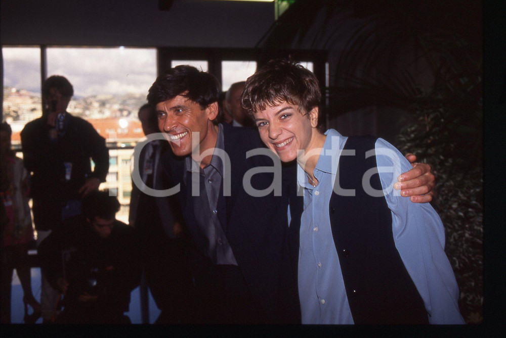 35mm vintage slide* 1995 SANREMO Gianni MORANDI e Barbara COLA Ritratto (4) La diapositiva &egrave; stata scattata in occasione del FestivalDiapositiva d'epoca, in formato 35 mm. CONDIZIONI: GOODE' severamente vietata la riproduzione. Tutti i diritti sono riservati.Nella diapositiva ICharta mette in vendita, sul negozio eBay e in esclusiva sul sito "icharta" il proprio archivio composto da numerose diapositive e negativi fotografici d'epoca, tutti originali e autentici, che attraversano la storia del costume italiano tra gli la fine degli anni Sessanta e Novanta.Si tratta di uno sguardo inedito sull'attualit&agrave;, la politica, la vita quotidiana, il gossip e la cultura, che fotografa il cambiamento della nazione in quest'ultimo scorcio del XX secolo. Un'occasione unica per il mercato del collezionismo, che vede finalmente disponibile un archivio eccezionale per vastit&agrave;, tematiche e condizioni, in un settore (il negativo fotografico e la diapositiva) di assoluta novit&agrave; e dalle interessanti prospettive di investimento.  originale e autentica 1