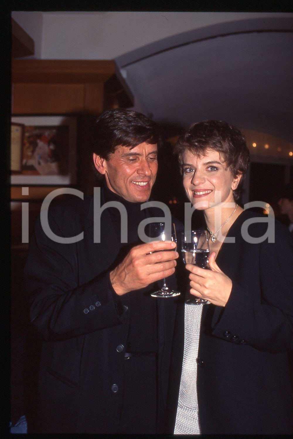 35mm vintage slide* 1995 SANREMO Gianni MORANDI e Barbara COLA brindano (3) La diapositiva &egrave; stata scattata in occasione del FestivalDiapositiva d'epoca, in formato 35 mm. CONDIZIONI: GOODE' severamente vietata la riproduzione. Tutti i diritti sono riservati.Nella diapositiva ICharta mette in vendita, sul negozio eBay e in esclusiva sul sito "icharta" il proprio archivio composto da numerose diapositive e negativi fotografici d'epoca, tutti originali e autentici, che attraversano la storia del costume italiano tra gli la fine degli anni Sessanta e Novanta.Si tratta di uno sguardo inedito sull'attualit&agrave;, la politica, la vita quotidiana, il gossip e la cultura, che fotografa il cambiamento della nazione in quest'ultimo scorcio del XX secolo. Un'occasione unica per il mercato del collezionismo, che vede finalmente disponibile un archivio eccezionale per vastit&agrave;, tematiche e condizioni, in un settore (il negativo fotografico e la diapositiva) di assoluta novit&agrave; e dalle interessanti prospettive di investimento.  originale e autentica 1