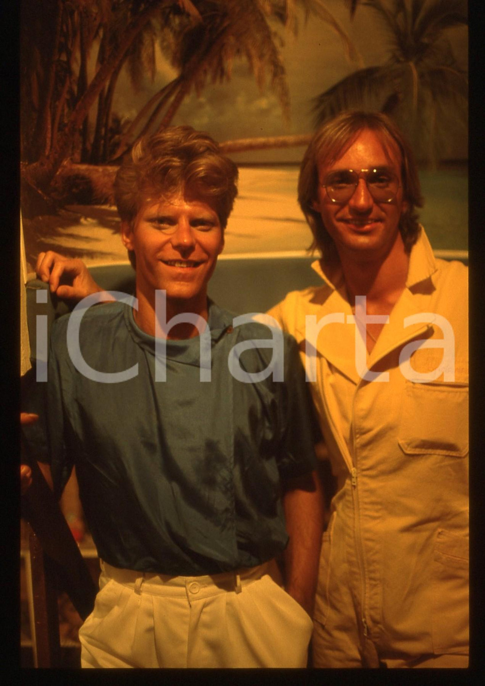 35mm vintage slide* 1983 ITALIA MUSICA John GULDBERG Tim STAHL dei LAID BACK 1 Diapositiva d'epoca, in formato 35 mm. CONDIZIONI: GOODE' severamente vietata la riproduzione. Tutti i diritti sono riservati.Nella diapositiva ICharta mette in vendita, sul negozio eBay e in esclusiva sul sito "icharta" il proprio archivio composto da numerose diapositive e negativi fotografici d'epoca, tutti originali e autentici, che attraversano la storia del costume italiano tra gli la fine degli anni Sessanta e Novanta.Si tratta di uno sguardo inedito sull'attualit&agrave;, la politica, la vita quotidiana, il gossip e la cultura, che fotografa il cambiamento della nazione in quest'ultimo scorcio del XX secolo. Un'occasione unica per il mercato del collezionismo, che vede finalmente disponibile un archivio eccezionale per vastit&agrave;, tematiche e condizioni, in un settore (il negativo fotografico e la diapositiva) di assoluta novit&agrave; e dalle interessanti prospettive di investimento.  originale e autentica 1