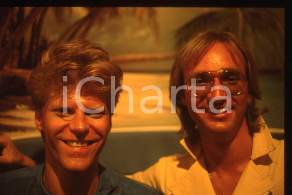 35mm vintage slide* 1983 ITALIA MUSICA John GULDBERG Tim STAHL dei LAID BACK 2 Diapositiva d'epoca, in formato 35 mm. CONDIZIONI: GOODE' severamente vietata la riproduzione. Tutti i diritti sono riservati.Nella diapositiva ICharta mette in vendita, sul negozio eBay e in esclusiva sul sito "icharta" il proprio archivio composto da numerose diapositive e negativi fotografici d'epoca, tutti originali e autentici, che attraversano la storia del costume italiano tra gli la fine degli anni Sessanta e Novanta.Si tratta di uno sguardo inedito sull'attualit&agrave;, la politica, la vita quotidiana, il gossip e la cultura, che fotografa il cambiamento della nazione in quest'ultimo scorcio del XX secolo. Un'occasione unica per il mercato del collezionismo, che vede finalmente disponibile un archivio eccezionale per vastit&agrave;, tematiche e condizioni, in un settore (il negativo fotografico e la diapositiva) di assoluta novit&agrave; e dalle interessanti prospettive di investimento.  originale e autentica 1