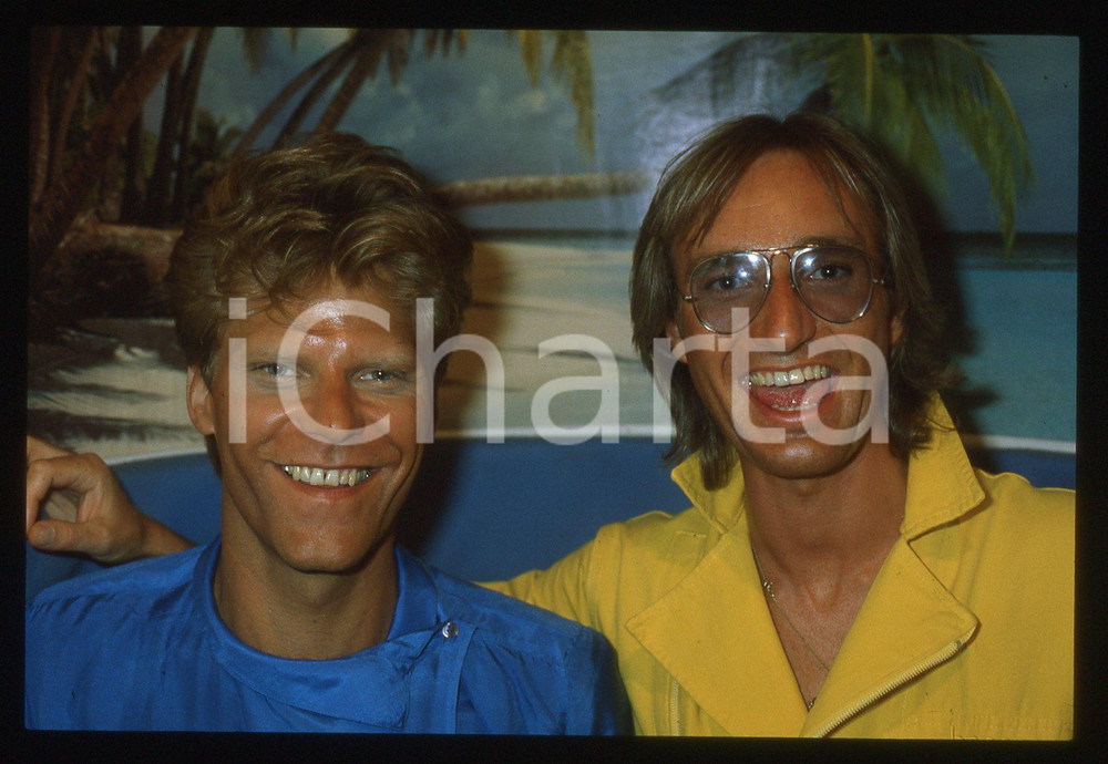 35mm vintage slide* 1983 ITALIA MUSICA John GULDBERG Tim STAHL dei LAID BACK 3 Diapositiva d'epoca, in formato 35 mm. CONDIZIONI: GOODE' severamente vietata la riproduzione. Tutti i diritti sono riservati.Nella diapositiva ICharta mette in vendita, sul negozio eBay e in esclusiva sul sito "icharta" il proprio archivio composto da numerose diapositive e negativi fotografici d'epoca, tutti originali e autentici, che attraversano la storia del costume italiano tra gli la fine degli anni Sessanta e Novanta.Si tratta di uno sguardo inedito sull'attualit&agrave;, la politica, la vita quotidiana, il gossip e la cultura, che fotografa il cambiamento della nazione in quest'ultimo scorcio del XX secolo. Un'occasione unica per il mercato del collezionismo, che vede finalmente disponibile un archivio eccezionale per vastit&agrave;, tematiche e condizioni, in un settore (il negativo fotografico e la diapositiva) di assoluta novit&agrave; e dalle interessanti prospettive di investimento.  originale e autentica 1