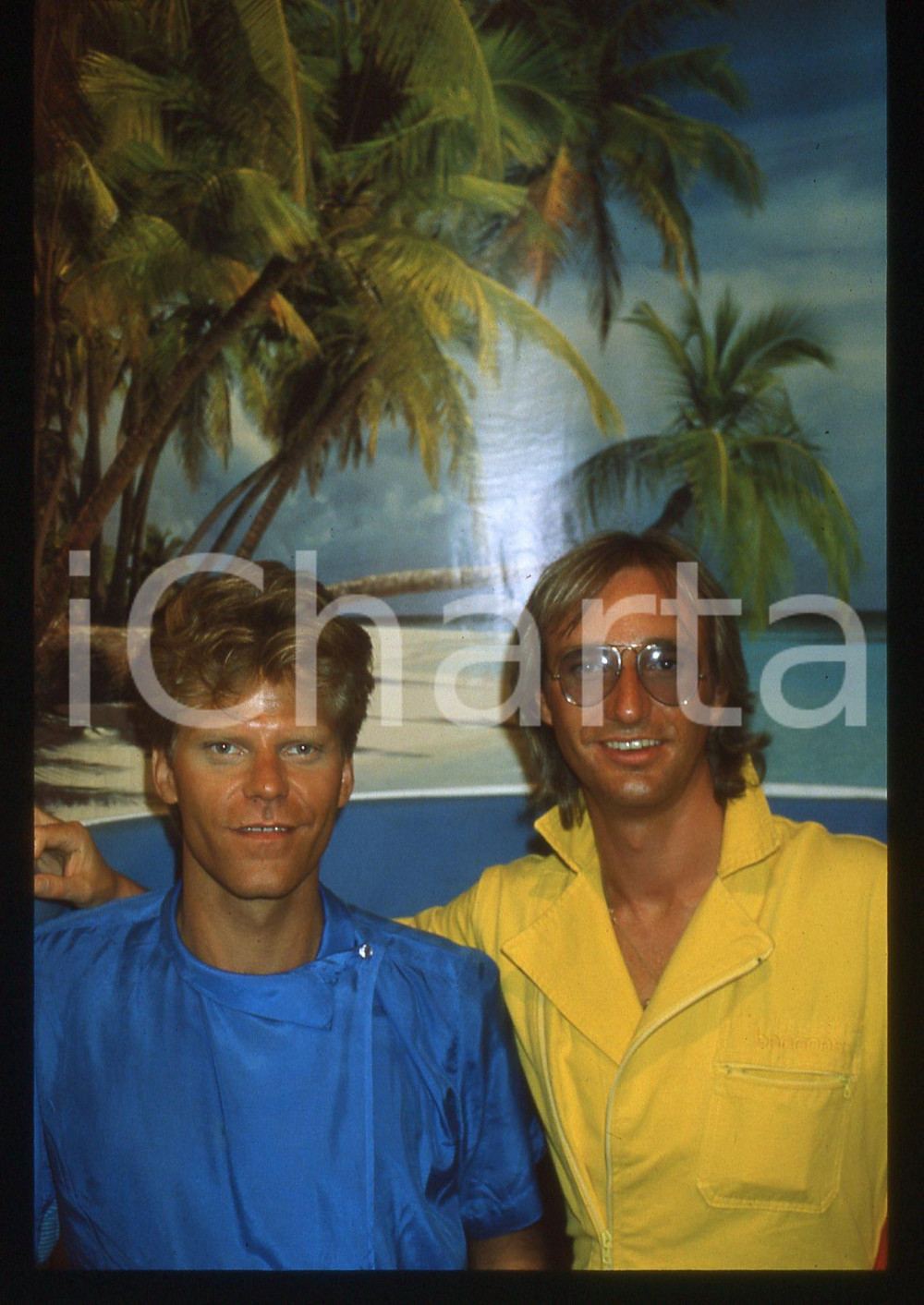 35mm vintage slide* 1983 ITALIA MUSICA John GULDBERG Tim STAHL dei LAID BACK 8 Diapositiva d'epoca, in formato 35 mm. CONDIZIONI: GOODE' severamente vietata la riproduzione. Tutti i diritti sono riservati.Nella diapositiva ICharta mette in vendita, sul negozio eBay e in esclusiva sul sito "icharta" il proprio archivio composto da numerose diapositive e negativi fotografici d'epoca, tutti originali e autentici, che attraversano la storia del costume italiano tra gli la fine degli anni Sessanta e Novanta.Si tratta di uno sguardo inedito sull'attualit&agrave;, la politica, la vita quotidiana, il gossip e la cultura, che fotografa il cambiamento della nazione in quest'ultimo scorcio del XX secolo. Un'occasione unica per il mercato del collezionismo, che vede finalmente disponibile un archivio eccezionale per vastit&agrave;, tematiche e condizioni, in un settore (il negativo fotografico e la diapositiva) di assoluta novit&agrave; e dalle interessanti prospettive di investimento.  originale e autentica 1
