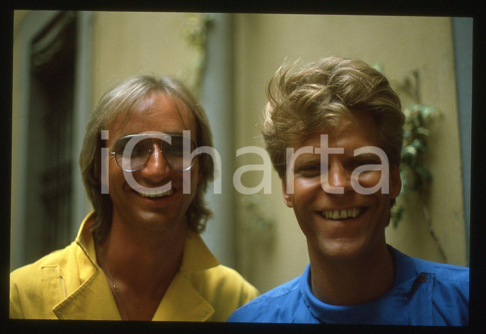 35mm vintage slide* 1983 ITALIA MUSICA John GULDBERG Tim STAHL dei LAID BACK 12 Diapositiva d'epoca, in formato 35 mm. CONDIZIONI: GOODE' severamente vietata la riproduzione. Tutti i diritti sono riservati.Nella diapositiva ICharta mette in vendita, sul negozio eBay e in esclusiva sul sito "icharta" il proprio archivio composto da numerose diapositive e negativi fotografici d'epoca, tutti originali e autentici, che attraversano la storia del costume italiano tra gli la fine degli anni Sessanta e Novanta.Si tratta di uno sguardo inedito sull'attualit&agrave;, la politica, la vita quotidiana, il gossip e la cultura, che fotografa il cambiamento della nazione in quest'ultimo scorcio del XX secolo. Un'occasione unica per il mercato del collezionismo, che vede finalmente disponibile un archivio eccezionale per vastit&agrave;, tematiche e condizioni, in un settore (il negativo fotografico e la diapositiva) di assoluta novit&agrave; e dalle interessanti prospettive di investimento.  originale e autentica 1
