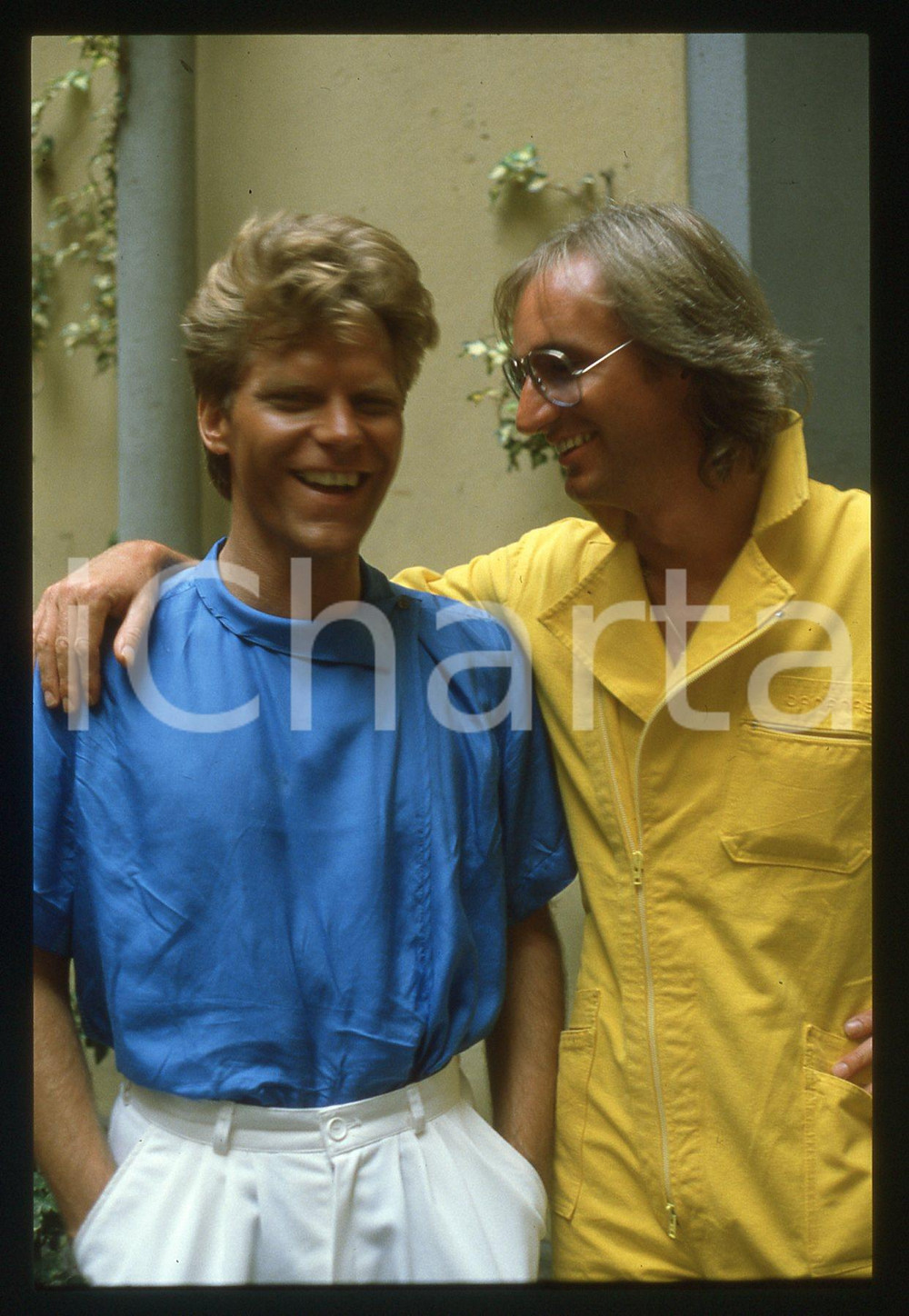 35mm vintage slide* 1983 ITALIA MUSICA John GULDBERG Tim STAHL dei LAID BACK 13 Diapositiva d'epoca, in formato 35 mm. CONDIZIONI: GOODE' severamente vietata la riproduzione. Tutti i diritti sono riservati.Nella diapositiva ICharta mette in vendita, sul negozio eBay e in esclusiva sul sito "icharta" il proprio archivio composto da numerose diapositive e negativi fotografici d'epoca, tutti originali e autentici, che attraversano la storia del costume italiano tra gli la fine degli anni Sessanta e Novanta.Si tratta di uno sguardo inedito sull'attualit&agrave;, la politica, la vita quotidiana, il gossip e la cultura, che fotografa il cambiamento della nazione in quest'ultimo scorcio del XX secolo. Un'occasione unica per il mercato del collezionismo, che vede finalmente disponibile un archivio eccezionale per vastit&agrave;, tematiche e condizioni, in un settore (il negativo fotografico e la diapositiva) di assoluta novit&agrave; e dalle interessanti prospettive di investimento.  originale e autentica 1