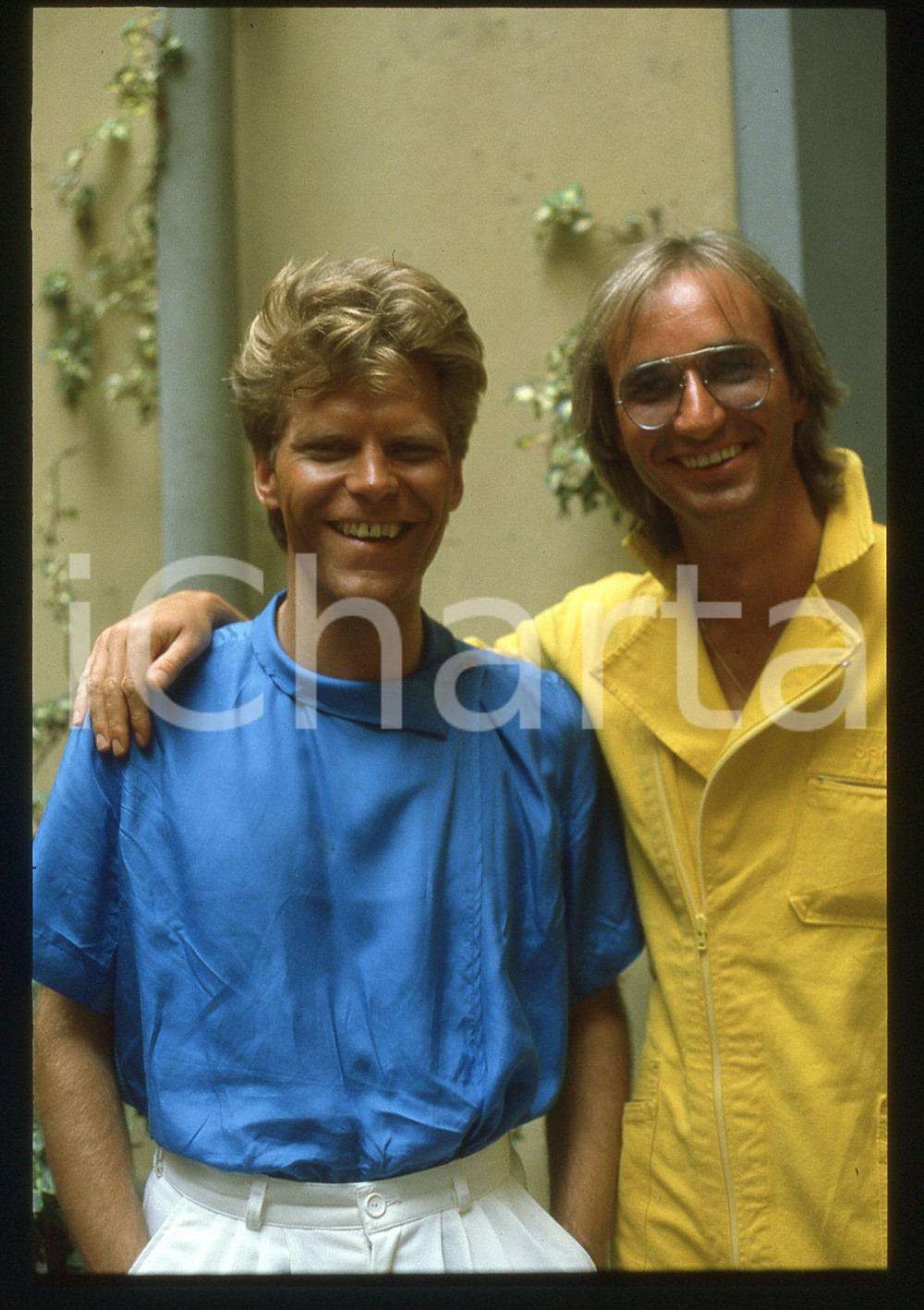 35mm vintage slide* 1983 ITALIA MUSICA John GULDBERG Tim STAHL dei LAID BACK 14 Diapositiva d'epoca, in formato 35 mm. CONDIZIONI: GOODE' severamente vietata la riproduzione. Tutti i diritti sono riservati.Nella diapositiva ICharta mette in vendita, sul negozio eBay e in esclusiva sul sito "icharta" il proprio archivio composto da numerose diapositive e negativi fotografici d'epoca, tutti originali e autentici, che attraversano la storia del costume italiano tra gli la fine degli anni Sessanta e Novanta.Si tratta di uno sguardo inedito sull'attualit&agrave;, la politica, la vita quotidiana, il gossip e la cultura, che fotografa il cambiamento della nazione in quest'ultimo scorcio del XX secolo. Un'occasione unica per il mercato del collezionismo, che vede finalmente disponibile un archivio eccezionale per vastit&agrave;, tematiche e condizioni, in un settore (il negativo fotografico e la diapositiva) di assoluta novit&agrave; e dalle interessanti prospettive di investimento.  originale e autentica 1