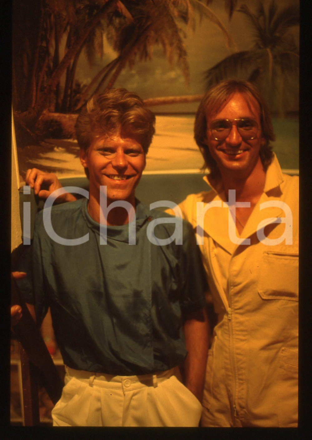 35mm vintage slide* 1983 ITALIA MUSICA John GULDBERG Tim STAHL dei LAID BACK 19 Diapositiva d'epoca, in formato 35 mm. CONDIZIONI: GOODE' severamente vietata la riproduzione. Tutti i diritti sono riservati.Nella diapositiva ICharta mette in vendita, sul negozio eBay e in esclusiva sul sito "icharta" il proprio archivio composto da numerose diapositive e negativi fotografici d'epoca, tutti originali e autentici, che attraversano la storia del costume italiano tra gli la fine degli anni Sessanta e Novanta.Si tratta di uno sguardo inedito sull'attualit&agrave;, la politica, la vita quotidiana, il gossip e la cultura, che fotografa il cambiamento della nazione in quest'ultimo scorcio del XX secolo. Un'occasione unica per il mercato del collezionismo, che vede finalmente disponibile un archivio eccezionale per vastit&agrave;, tematiche e condizioni, in un settore (il negativo fotografico e la diapositiva) di assoluta novit&agrave; e dalle interessanti prospettive di investimento.  originale e autentica 1