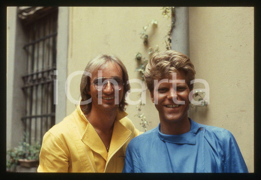 35mm vintage slide* 1983 ITALIA MUSICA John GULDBERG Tim STAHL dei LAID BACK 21 Diapositiva d'epoca, in formato 35 mm. CONDIZIONI: GOODE' severamente vietata la riproduzione. Tutti i diritti sono riservati.Nella diapositiva ICharta mette in vendita, sul negozio eBay e in esclusiva sul sito "icharta" il proprio archivio composto da numerose diapositive e negativi fotografici d'epoca, tutti originali e autentici, che attraversano la storia del costume italiano tra gli la fine degli anni Sessanta e Novanta.Si tratta di uno sguardo inedito sull'attualit&agrave;, la politica, la vita quotidiana, il gossip e la cultura, che fotografa il cambiamento della nazione in quest'ultimo scorcio del XX secolo. Un'occasione unica per il mercato del collezionismo, che vede finalmente disponibile un archivio eccezionale per vastit&agrave;, tematiche e condizioni, in un settore (il negativo fotografico e la diapositiva) di assoluta novit&agrave; e dalle interessanti prospettive di investimento.  originale e autentica 1