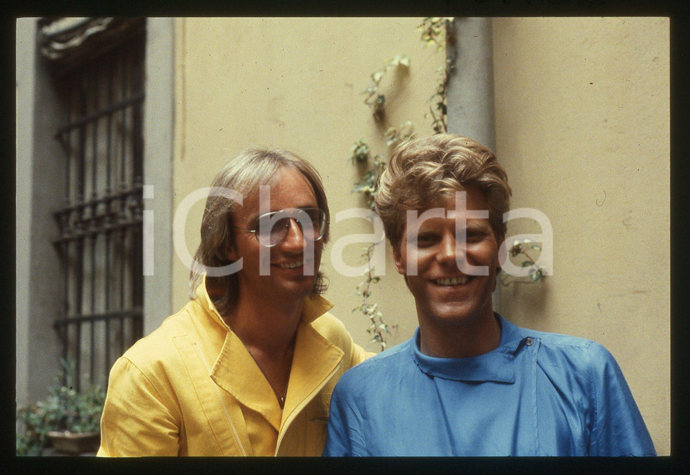 35mm vintage slide* 1983 ITALIA MUSICA John GULDBERG Tim STAHL dei LAID BACK 22 Diapositiva d'epoca, in formato 35 mm. CONDIZIONI: GOODE' severamente vietata la riproduzione. Tutti i diritti sono riservati.Nella diapositiva ICharta mette in vendita, sul negozio eBay e in esclusiva sul sito "icharta" il proprio archivio composto da numerose diapositive e negativi fotografici d'epoca, tutti originali e autentici, che attraversano la storia del costume italiano tra gli la fine degli anni Sessanta e Novanta.Si tratta di uno sguardo inedito sull'attualit&agrave;, la politica, la vita quotidiana, il gossip e la cultura, che fotografa il cambiamento della nazione in quest'ultimo scorcio del XX secolo. Un'occasione unica per il mercato del collezionismo, che vede finalmente disponibile un archivio eccezionale per vastit&agrave;, tematiche e condizioni, in un settore (il negativo fotografico e la diapositiva) di assoluta novit&agrave; e dalle interessanti prospettive di investimento.  originale e autentica 1