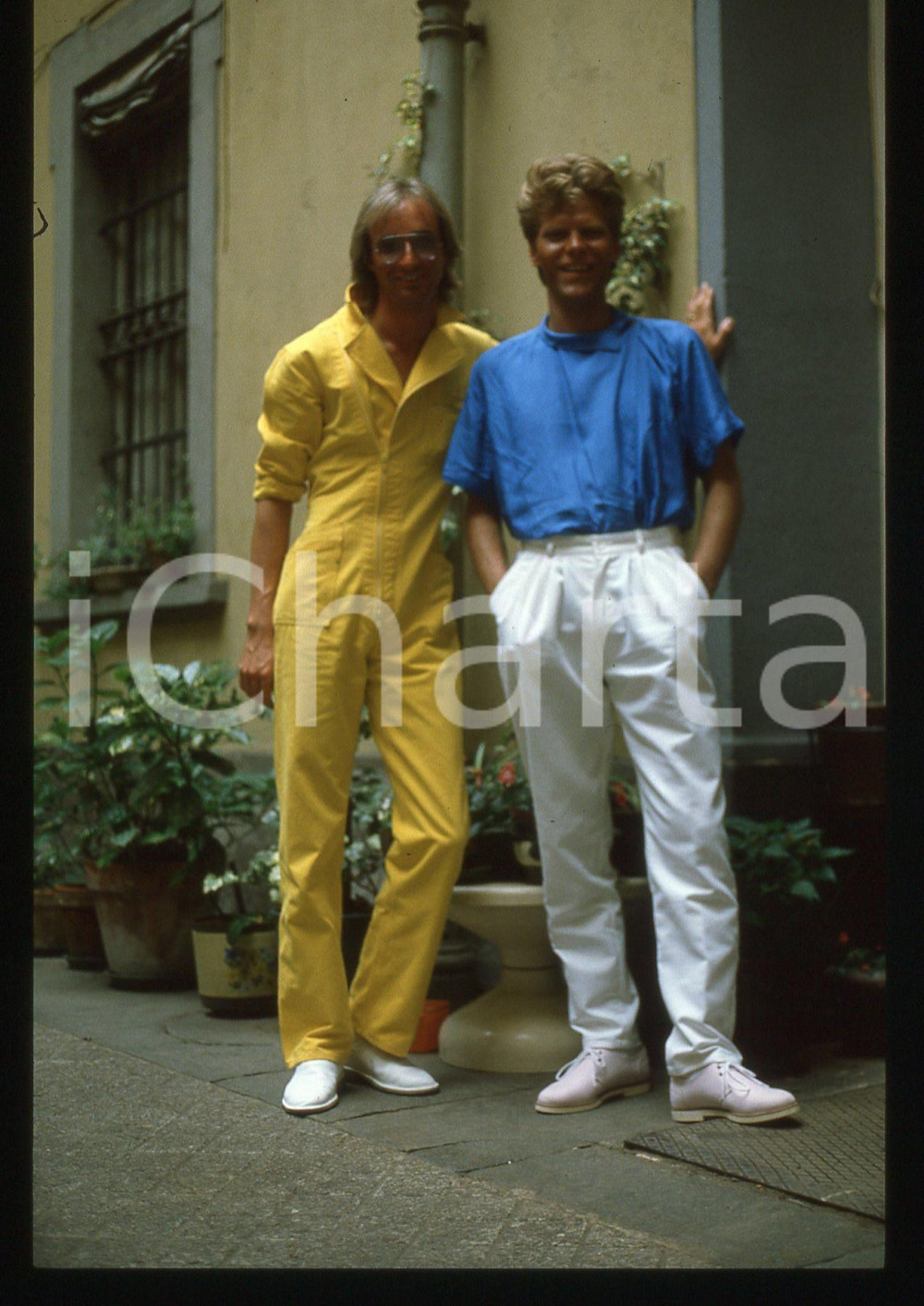 35mm vintage slide* 1983 ITALIA MUSICA John GULDBERG Tim STAHL dei LAID BACK 23 Diapositiva d'epoca, in formato 35 mm. CONDIZIONI: GOODE' severamente vietata la riproduzione. Tutti i diritti sono riservati.Nella diapositiva ICharta mette in vendita, sul negozio eBay e in esclusiva sul sito "icharta" il proprio archivio composto da numerose diapositive e negativi fotografici d'epoca, tutti originali e autentici, che attraversano la storia del costume italiano tra gli la fine degli anni Sessanta e Novanta.Si tratta di uno sguardo inedito sull'attualit&agrave;, la politica, la vita quotidiana, il gossip e la cultura, che fotografa il cambiamento della nazione in quest'ultimo scorcio del XX secolo. Un'occasione unica per il mercato del collezionismo, che vede finalmente disponibile un archivio eccezionale per vastit&agrave;, tematiche e condizioni, in un settore (il negativo fotografico e la diapositiva) di assoluta novit&agrave; e dalle interessanti prospettive di investimento.  originale e autentica 1