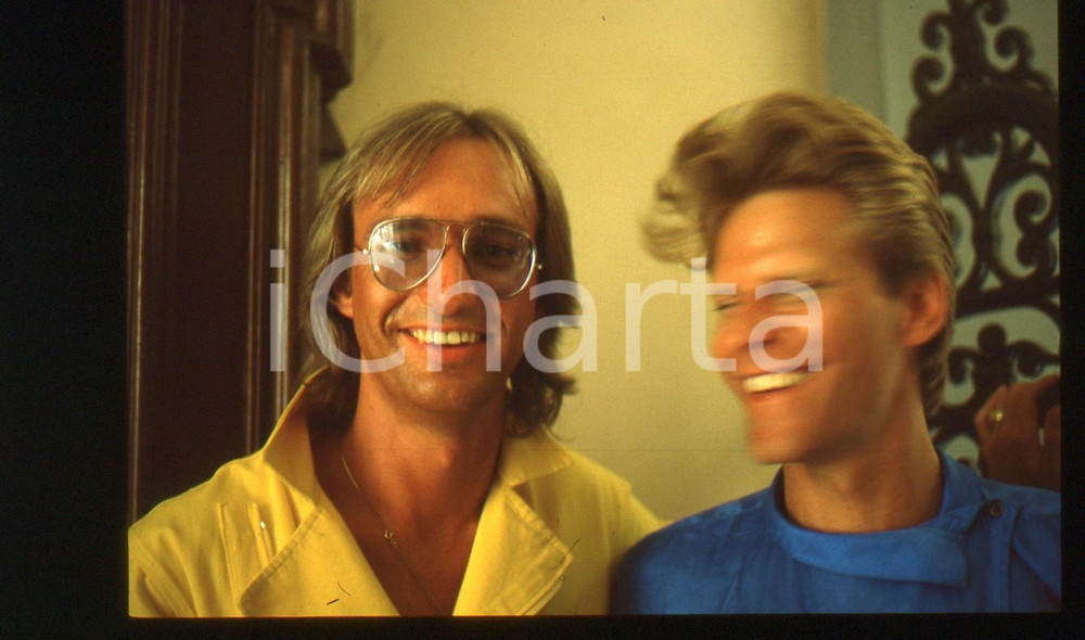 35mm vintage slide* 1983 ITALIA MUSICA John GULDBERG Tim STAHL dei LAID BACK 28 Diapositiva d'epoca, in formato 35 mm. CONDIZIONI: GOODE' severamente vietata la riproduzione. Tutti i diritti sono riservati.Nella diapositiva ICharta mette in vendita, sul negozio eBay e in esclusiva sul sito "icharta" il proprio archivio composto da numerose diapositive e negativi fotografici d'epoca, tutti originali e autentici, che attraversano la storia del costume italiano tra gli la fine degli anni Sessanta e Novanta.Si tratta di uno sguardo inedito sull'attualit&agrave;, la politica, la vita quotidiana, il gossip e la cultura, che fotografa il cambiamento della nazione in quest'ultimo scorcio del XX secolo. Un'occasione unica per il mercato del collezionismo, che vede finalmente disponibile un archivio eccezionale per vastit&agrave;, tematiche e condizioni, in un settore (il negativo fotografico e la diapositiva) di assoluta novit&agrave; e dalle interessanti prospettive di investimento.  originale e autentica 1