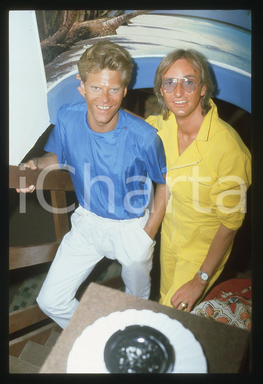 35mm vintage slide* 1983 ITALIA MUSICA John GULDBERG Tim STAHL dei LAID BACK 29 Diapositiva d'epoca, in formato 35 mm. CONDIZIONI: GOODE' severamente vietata la riproduzione. Tutti i diritti sono riservati.Nella diapositiva ICharta mette in vendita, sul negozio eBay e in esclusiva sul sito "icharta" il proprio archivio composto da numerose diapositive e negativi fotografici d'epoca, tutti originali e autentici, che attraversano la storia del costume italiano tra gli la fine degli anni Sessanta e Novanta.Si tratta di uno sguardo inedito sull'attualit&agrave;, la politica, la vita quotidiana, il gossip e la cultura, che fotografa il cambiamento della nazione in quest'ultimo scorcio del XX secolo. Un'occasione unica per il mercato del collezionismo, che vede finalmente disponibile un archivio eccezionale per vastit&agrave;, tematiche e condizioni, in un settore (il negativo fotografico e la diapositiva) di assoluta novit&agrave; e dalle interessanti prospettive di investimento.  originale e autentica 1