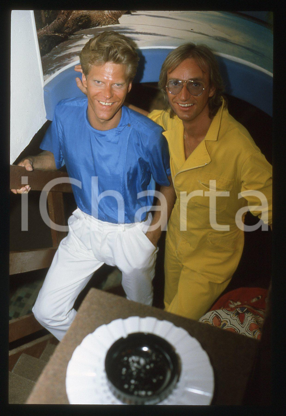 35mm vintage slide* 1983 ITALIA MUSICA John GULDBERG Tim STAHL dei LAID BACK 30 Diapositiva d'epoca, in formato 35 mm. CONDIZIONI: GOODE' severamente vietata la riproduzione. Tutti i diritti sono riservati.Nella diapositiva ICharta mette in vendita, sul negozio eBay e in esclusiva sul sito "icharta" il proprio archivio composto da numerose diapositive e negativi fotografici d'epoca, tutti originali e autentici, che attraversano la storia del costume italiano tra gli la fine degli anni Sessanta e Novanta.Si tratta di uno sguardo inedito sull'attualit&agrave;, la politica, la vita quotidiana, il gossip e la cultura, che fotografa il cambiamento della nazione in quest'ultimo scorcio del XX secolo. Un'occasione unica per il mercato del collezionismo, che vede finalmente disponibile un archivio eccezionale per vastit&agrave;, tematiche e condizioni, in un settore (il negativo fotografico e la diapositiva) di assoluta novit&agrave; e dalle interessanti prospettive di investimento.  originale e autentica 1