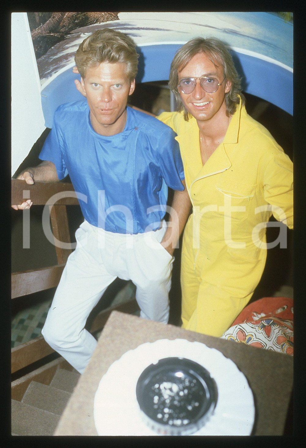 35mm vintage slide* 1983 ITALIA MUSICA John GULDBERG Tim STAHL dei LAID BACK 31 Diapositiva d'epoca, in formato 35 mm. CONDIZIONI: GOODE' severamente vietata la riproduzione. Tutti i diritti sono riservati.Nella diapositiva ICharta mette in vendita, sul negozio eBay e in esclusiva sul sito "icharta" il proprio archivio composto da numerose diapositive e negativi fotografici d'epoca, tutti originali e autentici, che attraversano la storia del costume italiano tra gli la fine degli anni Sessanta e Novanta.Si tratta di uno sguardo inedito sull'attualit&agrave;, la politica, la vita quotidiana, il gossip e la cultura, che fotografa il cambiamento della nazione in quest'ultimo scorcio del XX secolo. Un'occasione unica per il mercato del collezionismo, che vede finalmente disponibile un archivio eccezionale per vastit&agrave;, tematiche e condizioni, in un settore (il negativo fotografico e la diapositiva) di assoluta novit&agrave; e dalle interessanti prospettive di investimento.  originale e autentica 1