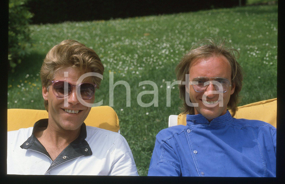 35mm vintage slide* 1983 ITALIA MUSICA John GULDBERG Tim STAHL dei LAID BACK 35 Diapositiva d'epoca, in formato 35 mm. CONDIZIONI: GOODE' severamente vietata la riproduzione. Tutti i diritti sono riservati.Nella diapositiva ICharta mette in vendita, sul negozio eBay e in esclusiva sul sito "icharta" il proprio archivio composto da numerose diapositive e negativi fotografici d'epoca, tutti originali e autentici, che attraversano la storia del costume italiano tra gli la fine degli anni Sessanta e Novanta.Si tratta di uno sguardo inedito sull'attualit&agrave;, la politica, la vita quotidiana, il gossip e la cultura, che fotografa il cambiamento della nazione in quest'ultimo scorcio del XX secolo. Un'occasione unica per il mercato del collezionismo, che vede finalmente disponibile un archivio eccezionale per vastit&agrave;, tematiche e condizioni, in un settore (il negativo fotografico e la diapositiva) di assoluta novit&agrave; e dalle interessanti prospettive di investimento.  originale e autentica 1