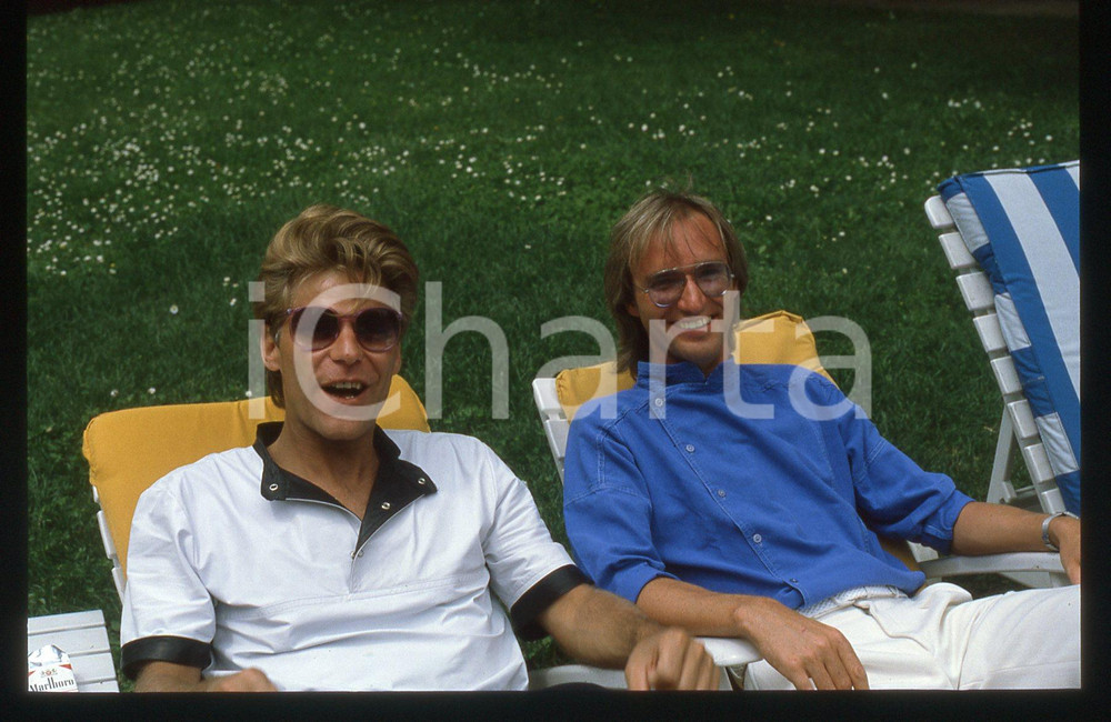 35mm vintage slide* 1983 ITALIA MUSICA John GULDBERG Tim STAHL dei LAID BACK 38 Diapositiva d'epoca, in formato 35 mm. CONDIZIONI: GOODE' severamente vietata la riproduzione. Tutti i diritti sono riservati.Nella diapositiva ICharta mette in vendita, sul negozio eBay e in esclusiva sul sito "icharta" il proprio archivio composto da numerose diapositive e negativi fotografici d'epoca, tutti originali e autentici, che attraversano la storia del costume italiano tra gli la fine degli anni Sessanta e Novanta.Si tratta di uno sguardo inedito sull'attualit&agrave;, la politica, la vita quotidiana, il gossip e la cultura, che fotografa il cambiamento della nazione in quest'ultimo scorcio del XX secolo. Un'occasione unica per il mercato del collezionismo, che vede finalmente disponibile un archivio eccezionale per vastit&agrave;, tematiche e condizioni, in un settore (il negativo fotografico e la diapositiva) di assoluta novit&agrave; e dalle interessanti prospettive di investimento.  originale e autentica 1