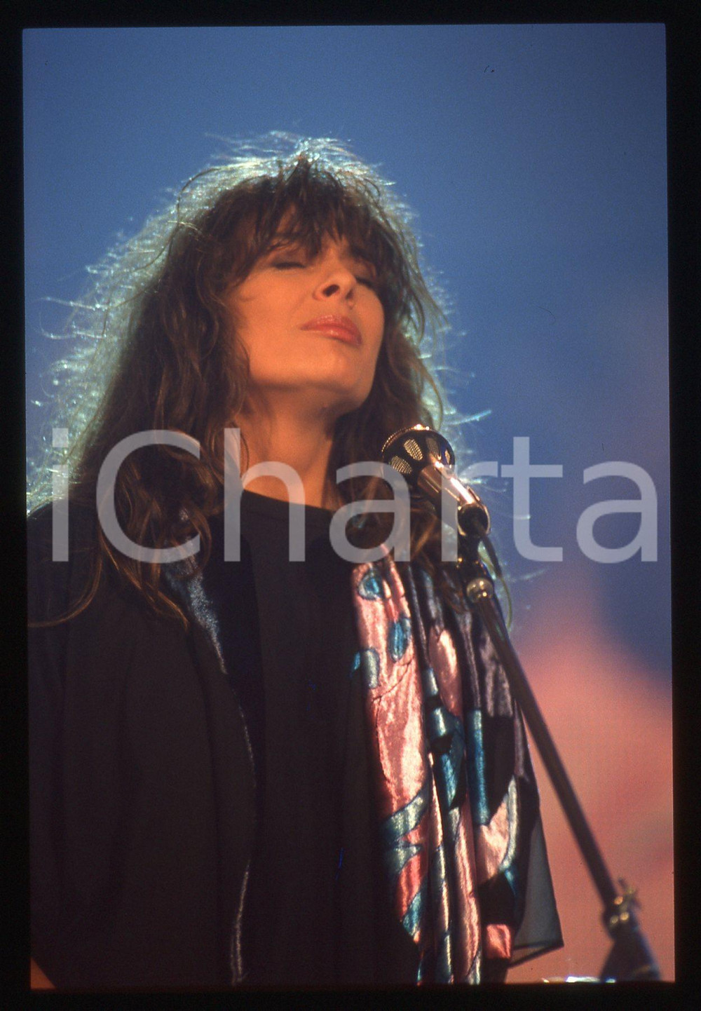 35mm vintage slide* 1985ca ITALIA MUSICA Carla BISSI "ALICE" in concerto (1) Diapositiva d'epoca, in formato 35 mm. CONDIZIONI: GOODE' severamente vietata la riproduzione. Tutti i diritti sono riservati.Nella diapositiva ICharta mette in vendita, sul negozio eBay e in esclusiva sul sito "icharta" il proprio archivio composto da numerose diapositive e negativi fotografici d'epoca, tutti originali e autentici, che attraversano la storia del costume italiano tra gli la fine degli anni Sessanta e Novanta.Si tratta di uno sguardo inedito sull'attualit&agrave;, la politica, la vita quotidiana, il gossip e la cultura, che fotografa il cambiamento della nazione in quest'ultimo scorcio del XX secolo. Un'occasione unica per il mercato del collezionismo, che vede finalmente disponibile un archivio eccezionale per vastit&agrave;, tematiche e condizioni, in un settore (il negativo fotografico e la diapositiva) di assoluta novit&agrave; e dalle interessanti prospettive di investimento.  originale e autentica 1