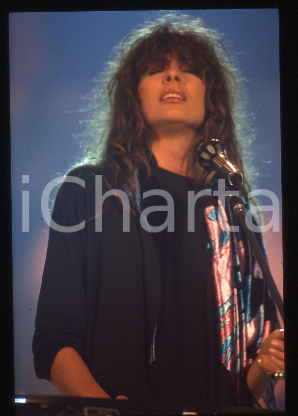 35mm vintage slide* 1985ca ITALIA MUSICA Carla BISSI "ALICE" in concerto (2) Diapositiva d'epoca, in formato 35 mm. CONDIZIONI: GOODE' severamente vietata la riproduzione. Tutti i diritti sono riservati.Nella diapositiva ICharta mette in vendita, sul negozio eBay e in esclusiva sul sito "icharta" il proprio archivio composto da numerose diapositive e negativi fotografici d'epoca, tutti originali e autentici, che attraversano la storia del costume italiano tra gli la fine degli anni Sessanta e Novanta.Si tratta di uno sguardo inedito sull'attualit&agrave;, la politica, la vita quotidiana, il gossip e la cultura, che fotografa il cambiamento della nazione in quest'ultimo scorcio del XX secolo. Un'occasione unica per il mercato del collezionismo, che vede finalmente disponibile un archivio eccezionale per vastit&agrave;, tematiche e condizioni, in un settore (il negativo fotografico e la diapositiva) di assoluta novit&agrave; e dalle interessanti prospettive di investimento.  originale e autentica 1