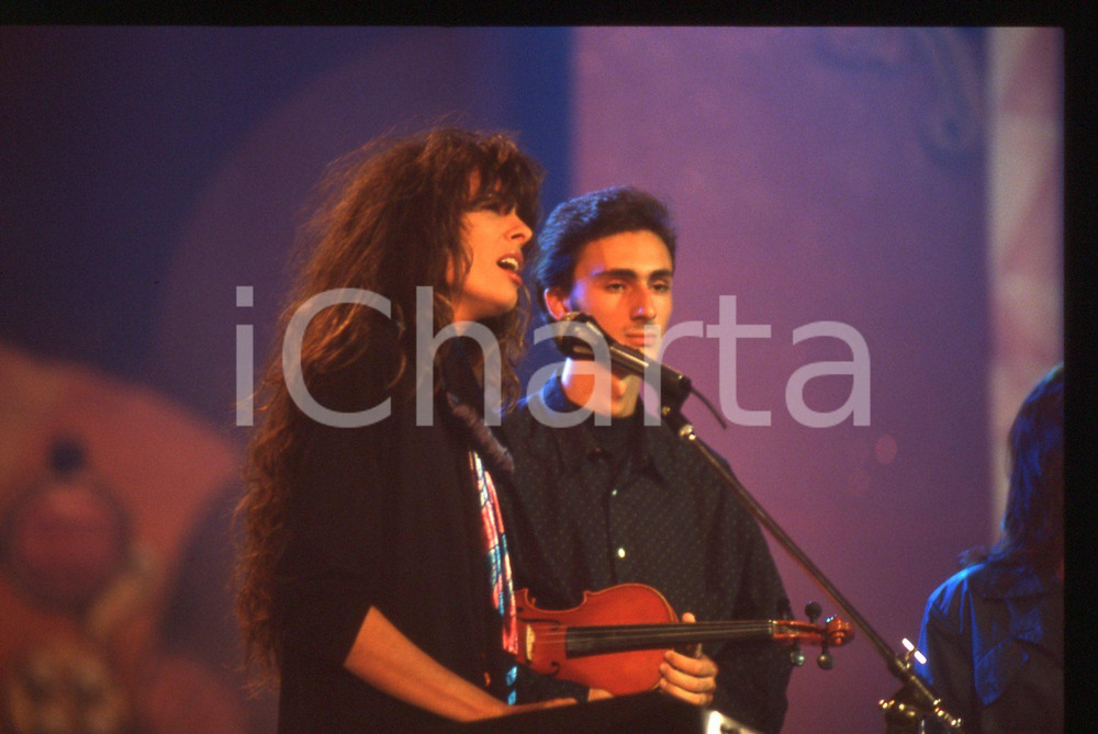 35mm vintage slide* 1985ca ITALIA MUSICA Carla BISSI "ALICE" in concerto (5) Diapositiva d'epoca, in formato 35 mm. CONDIZIONI: GOODE' severamente vietata la riproduzione. Tutti i diritti sono riservati.Nella diapositiva ICharta mette in vendita, sul negozio eBay e in esclusiva sul sito "icharta" il proprio archivio composto da numerose diapositive e negativi fotografici d'epoca, tutti originali e autentici, che attraversano la storia del costume italiano tra gli la fine degli anni Sessanta e Novanta.Si tratta di uno sguardo inedito sull'attualit&agrave;, la politica, la vita quotidiana, il gossip e la cultura, che fotografa il cambiamento della nazione in quest'ultimo scorcio del XX secolo. Un'occasione unica per il mercato del collezionismo, che vede finalmente disponibile un archivio eccezionale per vastit&agrave;, tematiche e condizioni, in un settore (il negativo fotografico e la diapositiva) di assoluta novit&agrave; e dalle interessanti prospettive di investimento.  originale e autentica 1