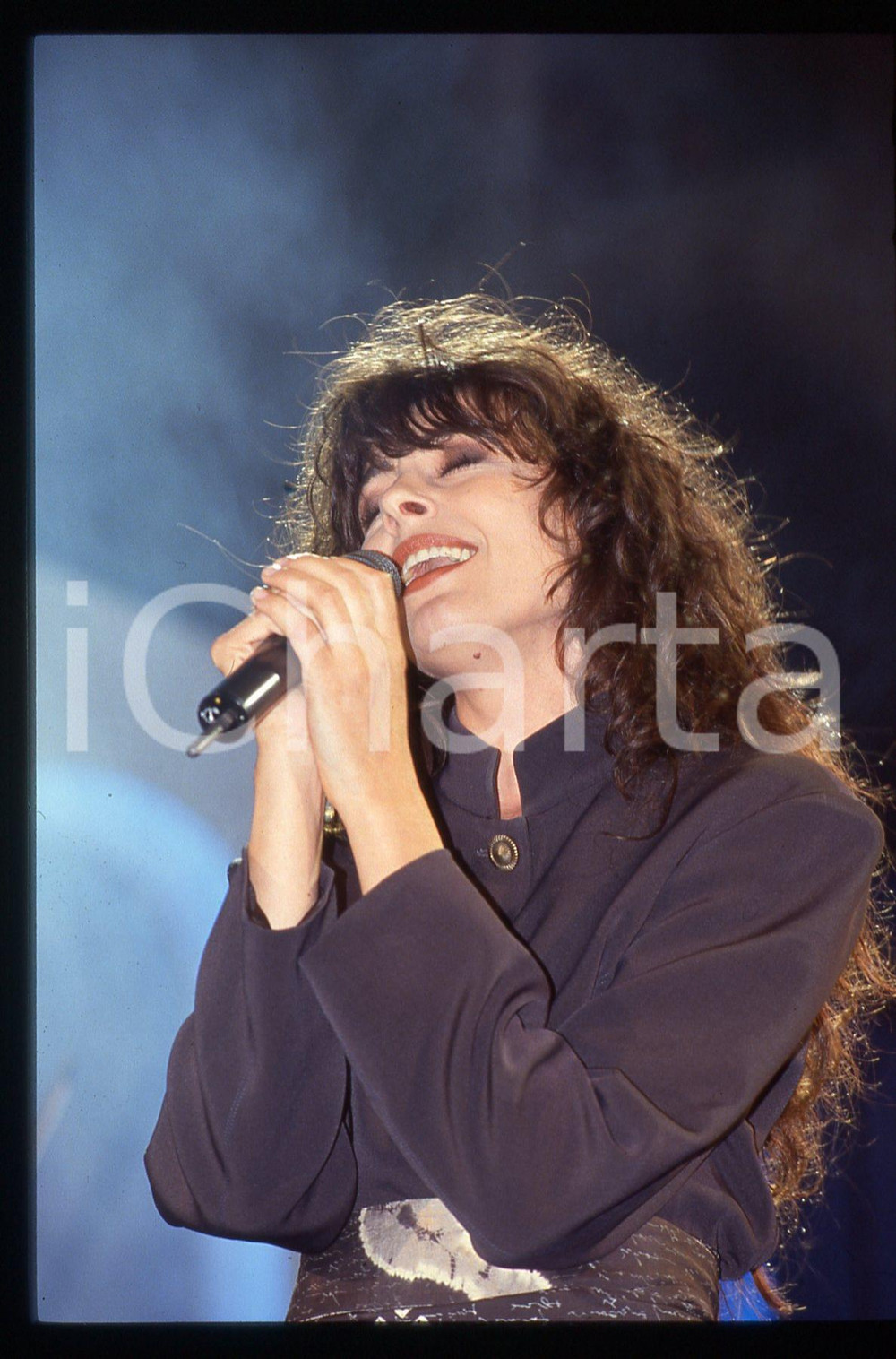 35mm vintage slide* 1985ca ITALIA MUSICA Carla BISSI "ALICE" in concerto (6) Diapositiva d'epoca, in formato 35 mm. CONDIZIONI: GOODE' severamente vietata la riproduzione. Tutti i diritti sono riservati.Nella diapositiva ICharta mette in vendita, sul negozio eBay e in esclusiva sul sito "icharta" il proprio archivio composto da numerose diapositive e negativi fotografici d'epoca, tutti originali e autentici, che attraversano la storia del costume italiano tra gli la fine degli anni Sessanta e Novanta.Si tratta di uno sguardo inedito sull'attualit&agrave;, la politica, la vita quotidiana, il gossip e la cultura, che fotografa il cambiamento della nazione in quest'ultimo scorcio del XX secolo. Un'occasione unica per il mercato del collezionismo, che vede finalmente disponibile un archivio eccezionale per vastit&agrave;, tematiche e condizioni, in un settore (il negativo fotografico e la diapositiva) di assoluta novit&agrave; e dalle interessanti prospettive di investimento.  originale e autentica 1