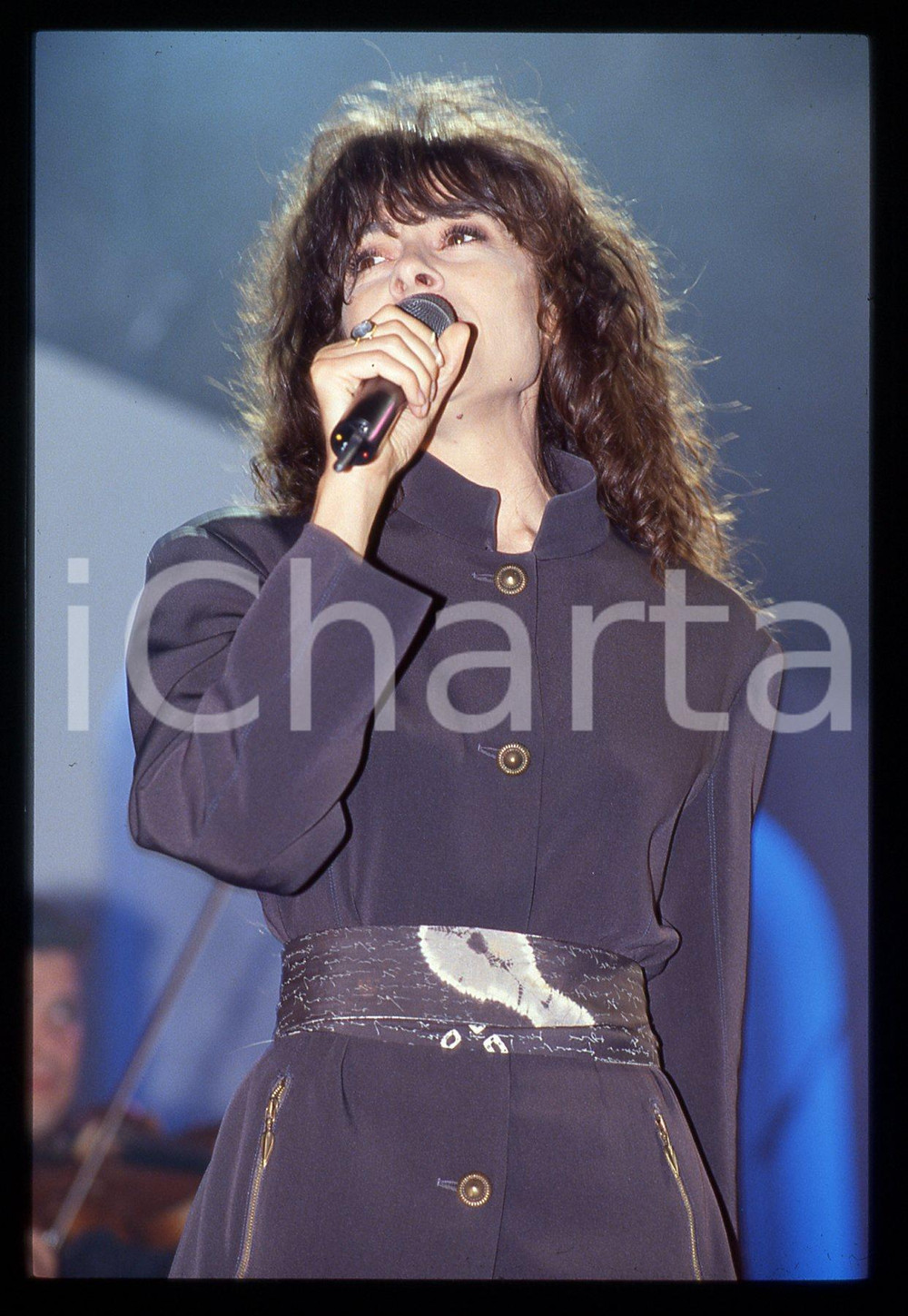 35mm vintage slide* 1985ca ITALIA MUSICA Carla BISSI "ALICE" in concerto (8) Diapositiva d'epoca, in formato 35 mm. CONDIZIONI: GOODE' severamente vietata la riproduzione. Tutti i diritti sono riservati.Nella diapositiva ICharta mette in vendita, sul negozio eBay e in esclusiva sul sito "icharta" il proprio archivio composto da numerose diapositive e negativi fotografici d'epoca, tutti originali e autentici, che attraversano la storia del costume italiano tra gli la fine degli anni Sessanta e Novanta.Si tratta di uno sguardo inedito sull'attualit&agrave;, la politica, la vita quotidiana, il gossip e la cultura, che fotografa il cambiamento della nazione in quest'ultimo scorcio del XX secolo. Un'occasione unica per il mercato del collezionismo, che vede finalmente disponibile un archivio eccezionale per vastit&agrave;, tematiche e condizioni, in un settore (il negativo fotografico e la diapositiva) di assoluta novit&agrave; e dalle interessanti prospettive di investimento.  originale e autentica 1