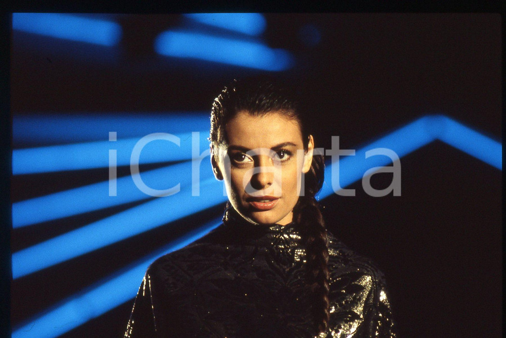 35mm vintage slide* 1990ca ITALIA MUSICA Carla BISSI "ALICE" in concerto (3) Diapositiva d'epoca, in formato 35 mm. CONDIZIONI: GOODE' severamente vietata la riproduzione. Tutti i diritti sono riservati.Nella diapositiva ICharta mette in vendita, sul negozio eBay e in esclusiva sul sito "icharta" il proprio archivio composto da numerose diapositive e negativi fotografici d'epoca, tutti originali e autentici, che attraversano la storia del costume italiano tra gli la fine degli anni Sessanta e Novanta.Si tratta di uno sguardo inedito sull'attualit&agrave;, la politica, la vita quotidiana, il gossip e la cultura, che fotografa il cambiamento della nazione in quest'ultimo scorcio del XX secolo. Un'occasione unica per il mercato del collezionismo, che vede finalmente disponibile un archivio eccezionale per vastit&agrave;, tematiche e condizioni, in un settore (il negativo fotografico e la diapositiva) di assoluta novit&agrave; e dalle interessanti prospettive di investimento.  originale e autentica 1